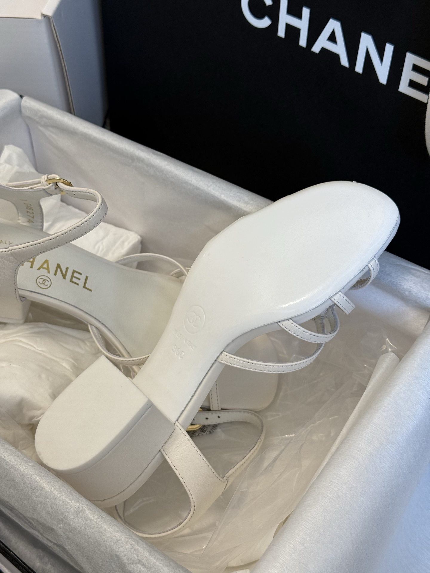 
chanel ss25 春夏凉鞋新品
双c扣件 真的好精致的，珐琅珍珠这些细节，高级感拉满！ 鞋面小羊