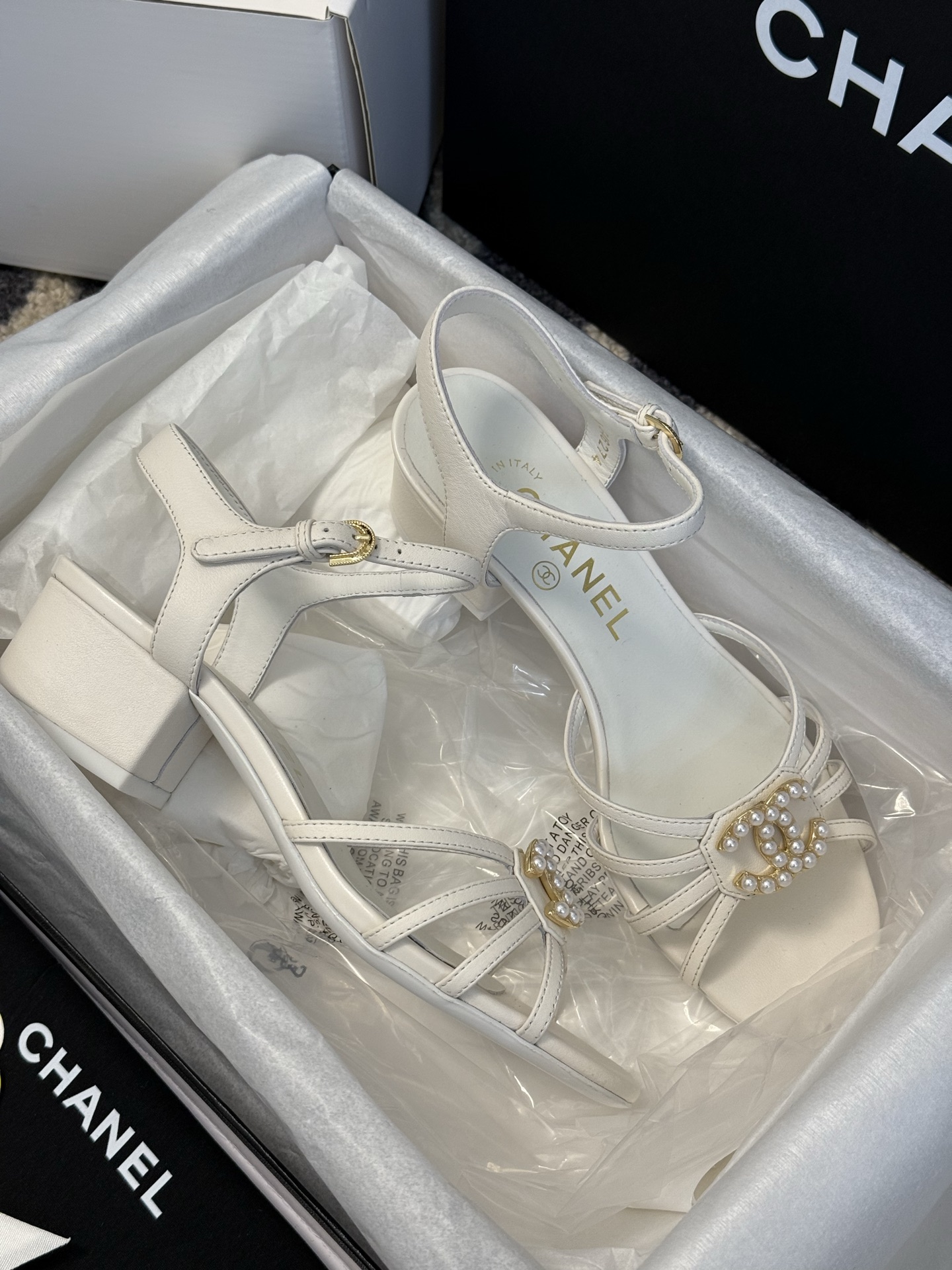 
chanel ss25 春夏凉鞋新品
双c扣件 真的好精致的，珐琅珍珠这些细节，高级感拉满！ 鞋面小羊