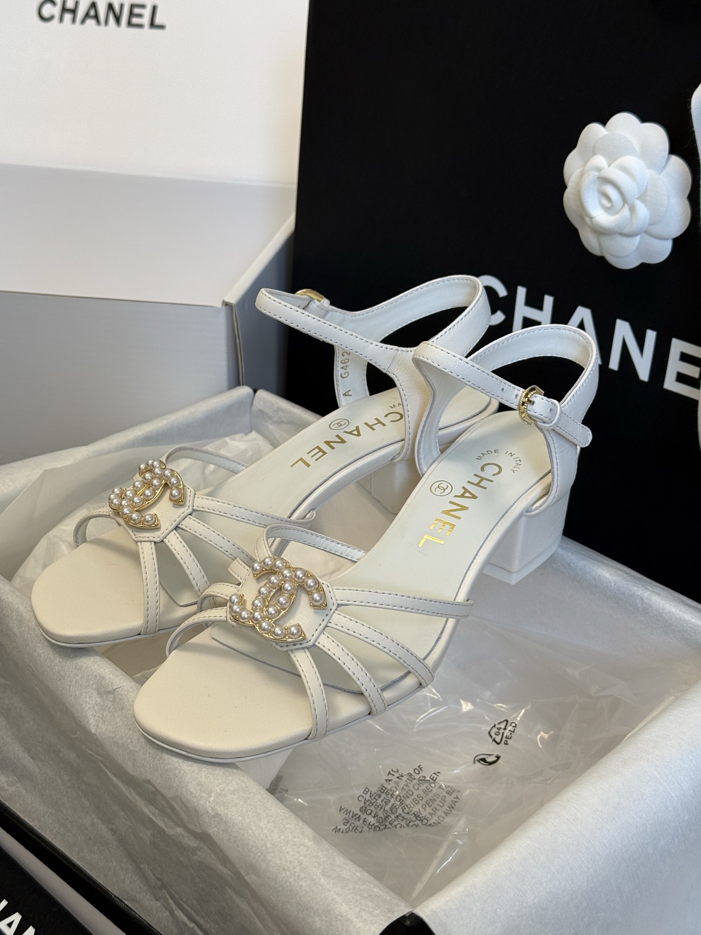 
chanel ss25 春夏凉鞋新品
双c扣件 真的好精致的，珐琅珍珠这些细节，高级感拉满！ 鞋面小羊