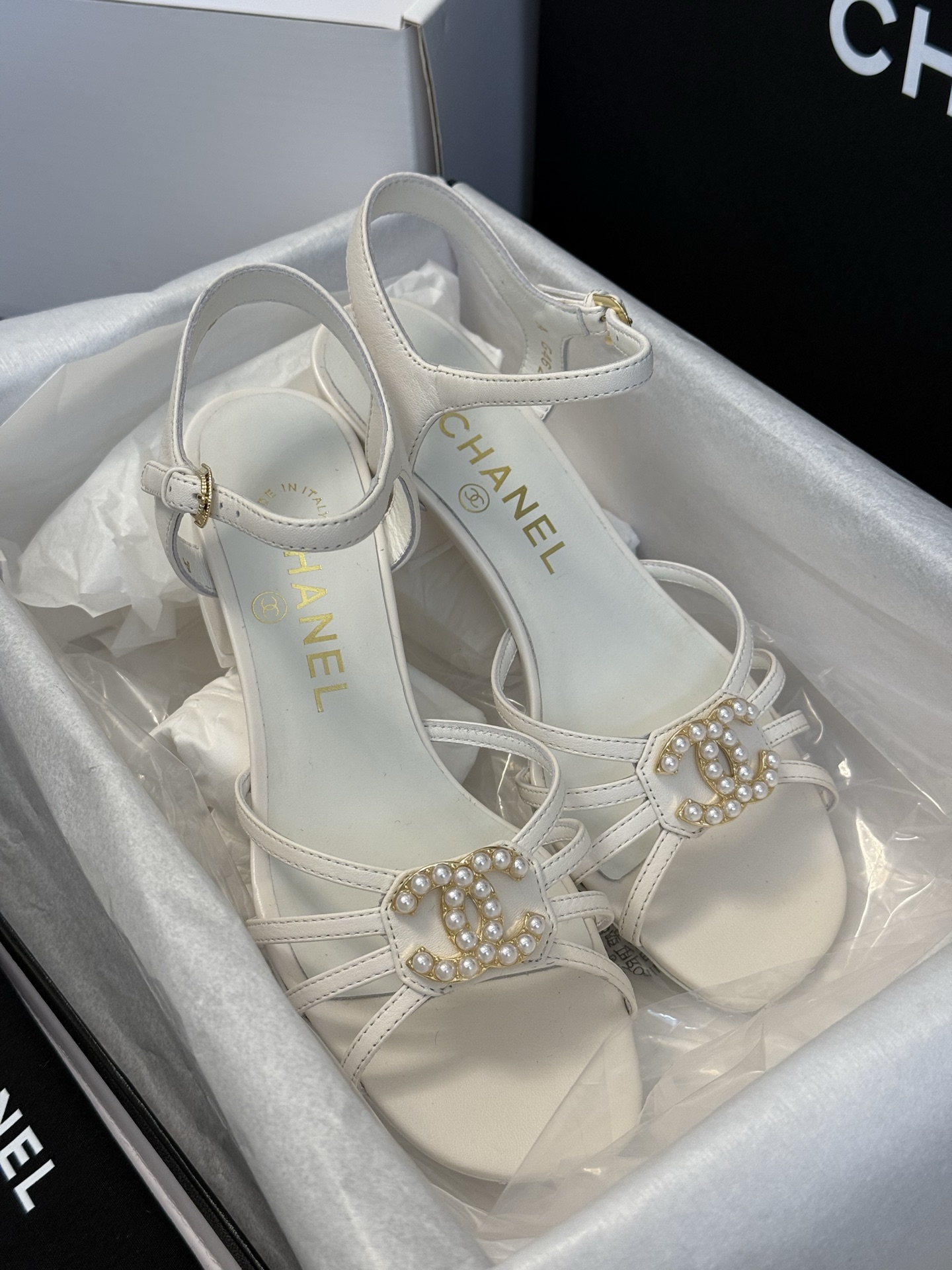 
chanel ss25 春夏凉鞋新品
双c扣件 真的好精致的，珐琅珍珠这些细节，高级感拉满！ 鞋面小羊