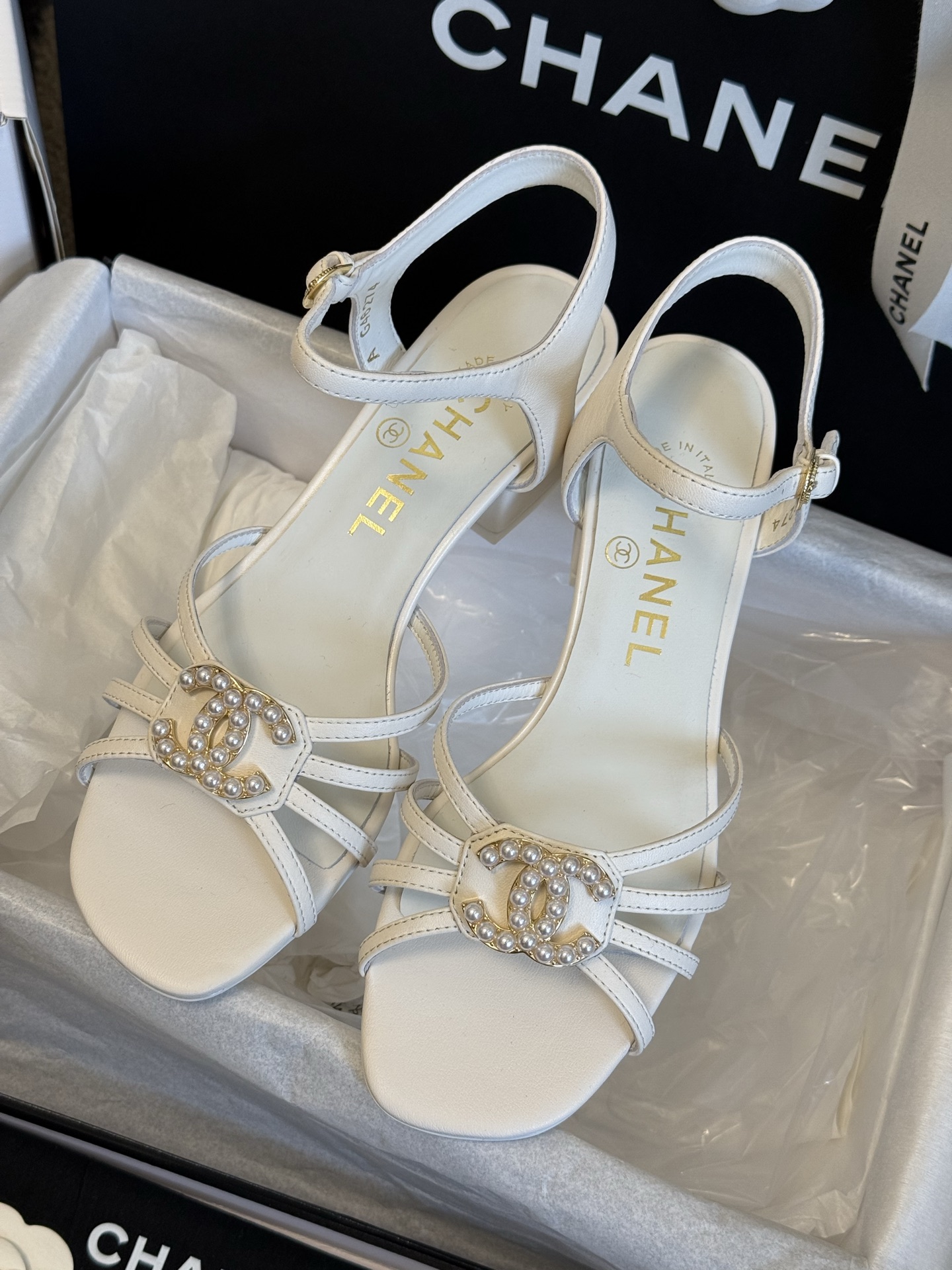 
chanel ss25 春夏凉鞋新品
双c扣件 真的好精致的，珐琅珍珠这些细节，高级感拉满！ 鞋面小羊