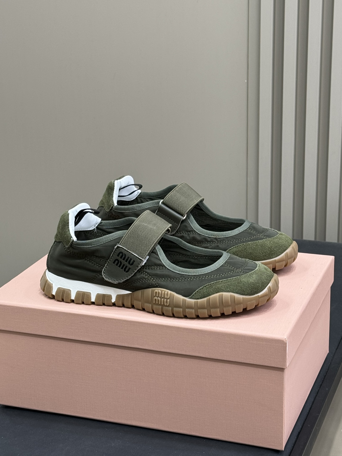 NO:233338,Top quality miumiu ss25 new arrival~ Miumiu Forrest Gump casual sneakers｜Updated version Continue this style and launch an exclusive model. The overall shoe shape is simple   thin sole design. The color is bold and fashionable. I believe it will still be size 35-40, casual shoes/sports shoes, miumiu, sneakers19860909顶级品质 miumiu ss25 new arrival～ Miumiu阿甘休闲运动鞋｜升级版 延续了该风格推出了专属款 整体鞋型线条简约＋轻薄鞋底设计 配色大胆时尚～相信还会 size 35-40,休闲鞋/运动鞋,miumiu,sneakers,Women's Shoes