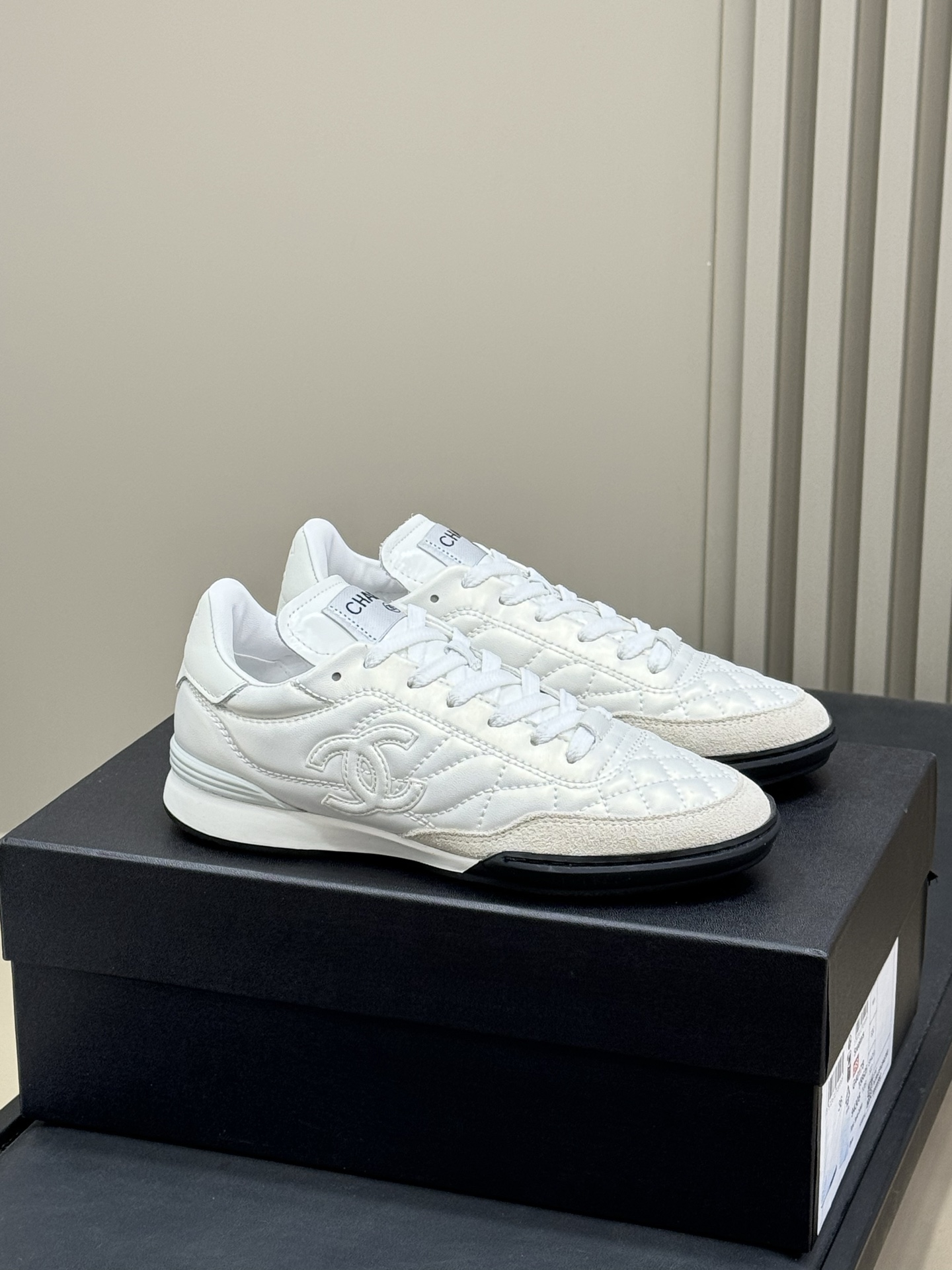 NO:233340,Top quality Chanel Ss25 Tennis series Xiaoxiang 2025 spring and summer tennis shoes new, sheepskin material, super soft and glutinous, full of feet. The shoe shape is delicate and exquisite, very pedicure, very chill and versatile!  Super stylish!  Extra large shoe tongue, pair of C logo tail, full of details!  Top quality 35-41, casual shoes/sports shoes, chanel, sneakers, sheepskin19860909顶级品质 chanel ss25 tennis系列 小香2025 春夏网球鞋新品,绵羊皮材质、超软糯,脚感满分 鞋型秀气精致非常修脚,很chill很百搭！超有格调！ 超大鞋舌,双C logo尾巴,细节满满！ 顶级精品35-41,休闲鞋/运动鞋,chanel,sneakers,sheepskin,Women's Shoes