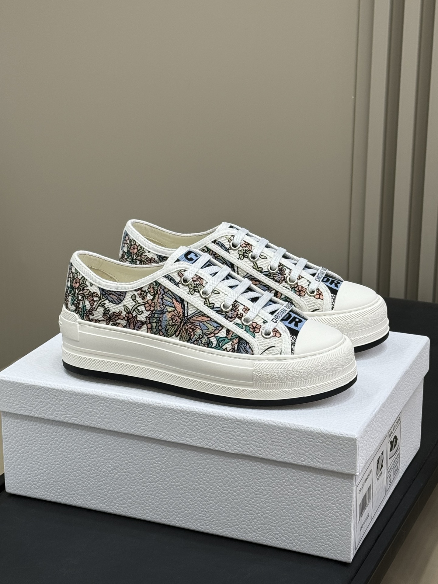 NO:226080,Dio…r ss25 new arrival~ cd 25 spring and summer thick-soled shoes, the classic style is matched with novel and meaningful embroidery patterns, making every new color look new!  * Body cotton, tech fabric * Lining sheepskin * Brand details for tongue, soles and laces * EVA sole is decorated with Christian Dior lucky star symbol size 35-41, casual shoes/sports shoes, dior, sneakers, sheepskin19860909批 Dio…r ss25 new arrival～ cd 25春夏 厚底鞋新品,经典版型搭配新颖且富含寓意的刺绣图案,让每个新色都焕发新意！ * 主体棉,科技面料 * 里料羊皮革 * 鞋舌、鞋底和鞋带饰有品牌特色细节 * EVA 鞋底饰以 Christian Dior 的幸运星符号 size 35-41,休闲鞋/运动鞋,dior,sneakers,sheepskin,Women's Shoes