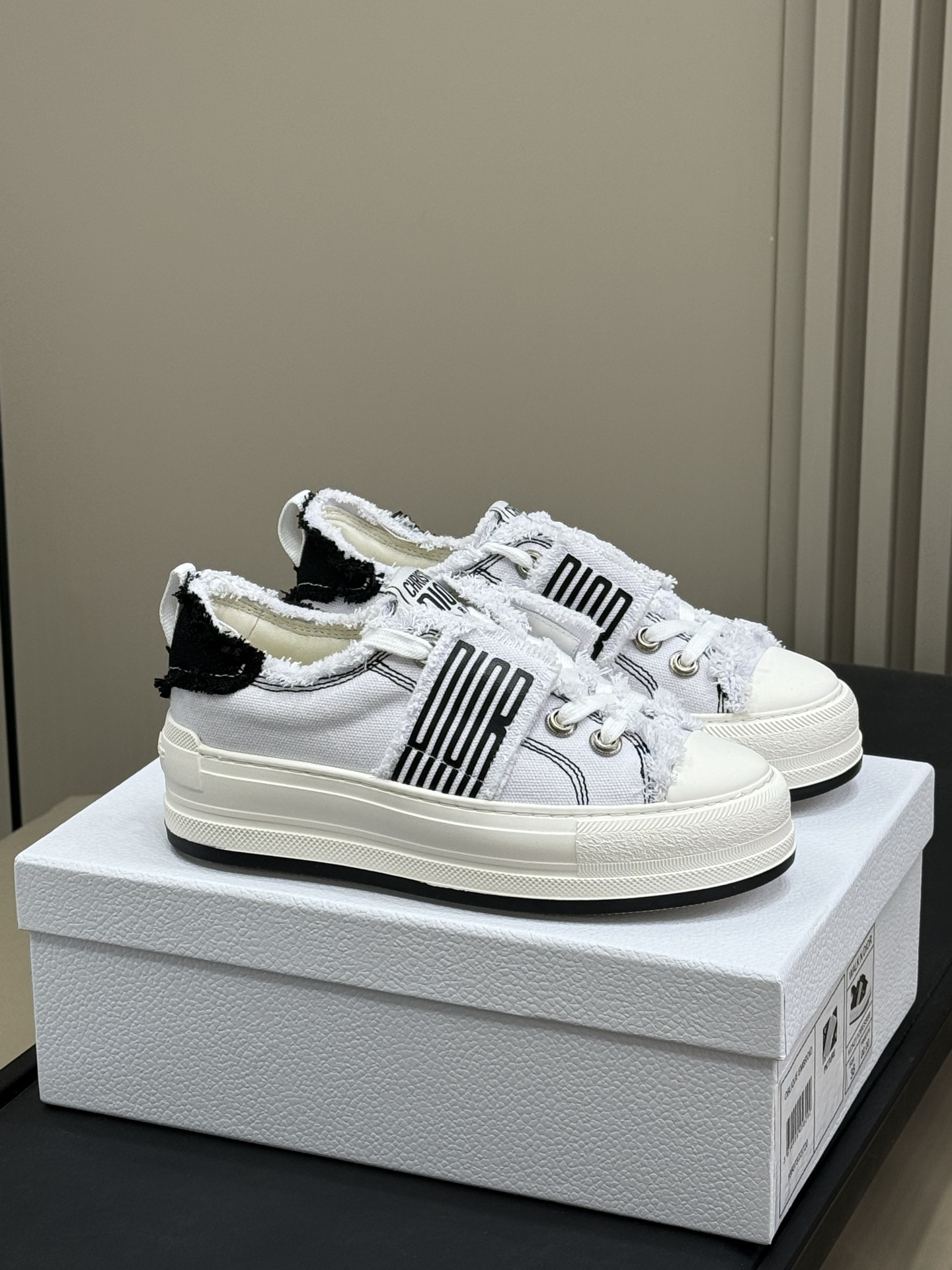 NO:226064,Dio…r ss25 new arrival~ cd 25 spring and summer thick-soled shoes, the classic style is matched with novel and meaningful embroidery patterns, making every new color look new!  * Body cotton, tech fabric * Lining sheepskin * Brand details for tongue, soles and laces * EVA sole is decorated with Christian Dior lucky star symbol size 35-41, casual shoes/sports shoes, dior, sneakers, sheepskin19860909批 Dio…r ss25 new arrival～ cd 25春夏 厚底鞋新品,经典版型搭配新颖且富含寓意的刺绣图案,让每个新色都焕发新意！ * 主体棉,科技面料 * 里料羊皮革 * 鞋舌、鞋底和鞋带饰有品牌特色细节 * EVA 鞋底饰以 Christian Dior 的幸运星符号 size 35-41,休闲鞋/运动鞋,dior,sneakers,sheepskin,Women's Shoes