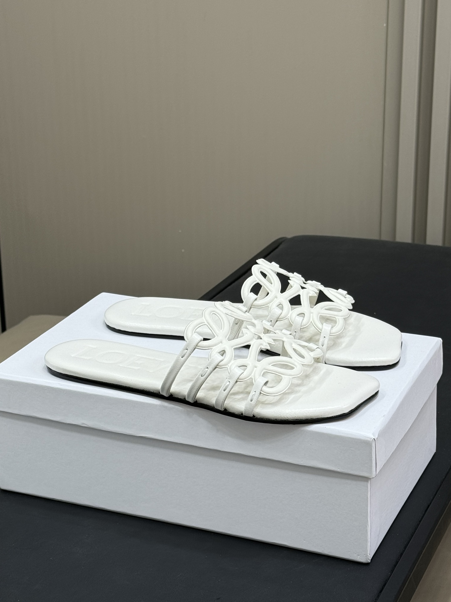 NO:226079,Loewe ss25 new arrival~ Luo Yiwei 25 spring and summer new slippers The upper shape is very unique; the comfort is visible!  Calf leather upper, imported genuine leather sole from Italy very comfortable and comfortable to maintain feet, fashionable online size 35-40, slippers, loewe, loewe, slippers, cowhide, Leather soles19860909批 loewe ss25 new arrival～ 罗意威25春夏新品拖鞋 鞋面造型很别致呀；舒适度漏眼可见！ 小牛皮鞋面,意大利进口真皮大底 非常舒适养脚,时髦在线 size 35-40,拖鞋,loewe,loewe,slippers,cowhide,Leather soles,Women's Shoes