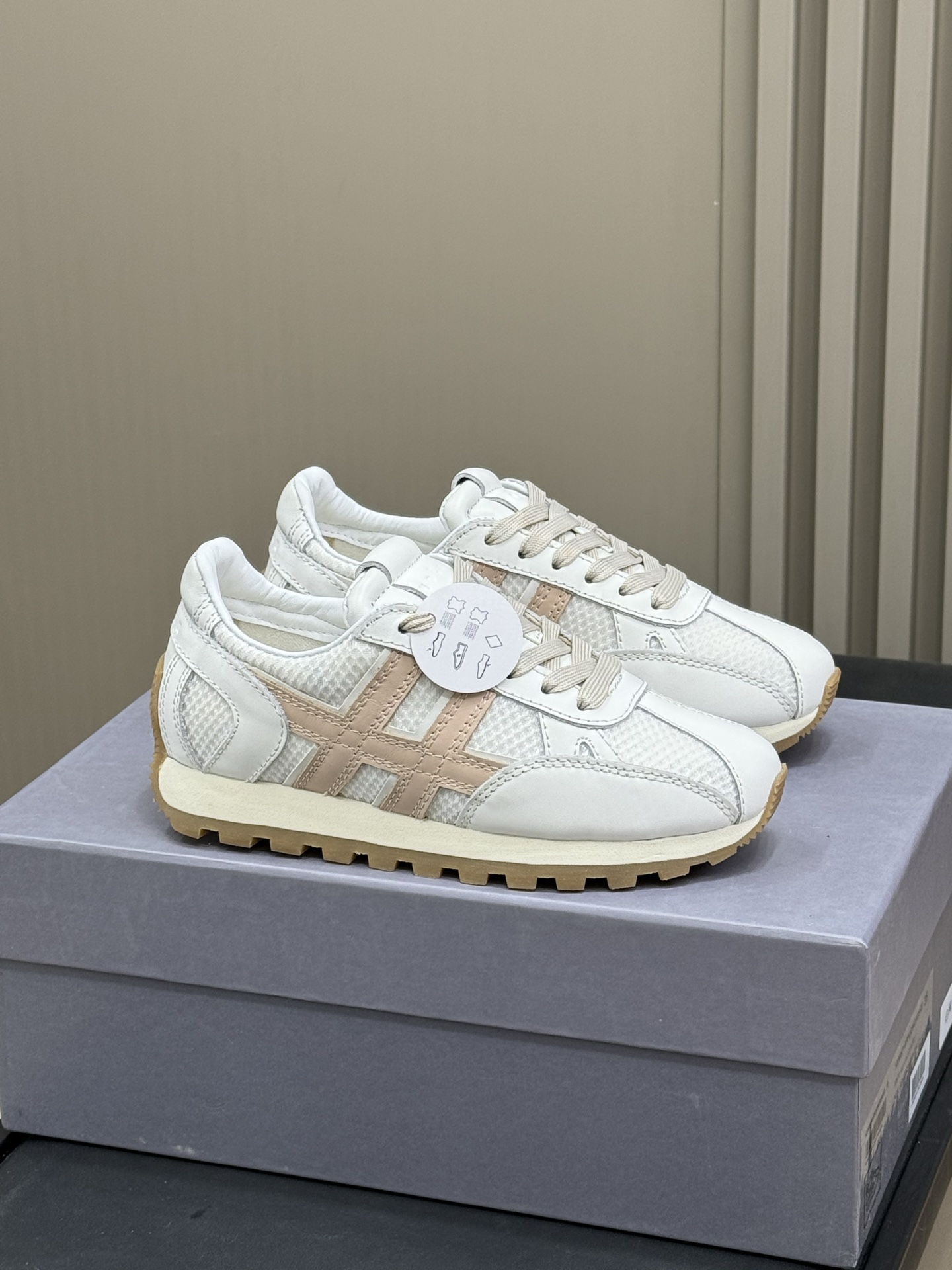 NO:226057,Women's model hogan ss25 arrival~ new sports shoes, new 25 spring and summer sports shoes, light foot feeling, full score for heightening effect, calfskin material, technological three-dimensional elastic inner pad size 35-40, casual shoes/sports shoes, sneakers, cowhide19860909批女款 hogan ss25 arrival~ 运动鞋新品 霍跟25春夏运动鞋新品 脚感轻盈,增高效果满分 小牛皮材质,科技立体弹力内垫 size 35-40,休闲鞋/运动鞋,sneakers,cowhide,Women's Shoes