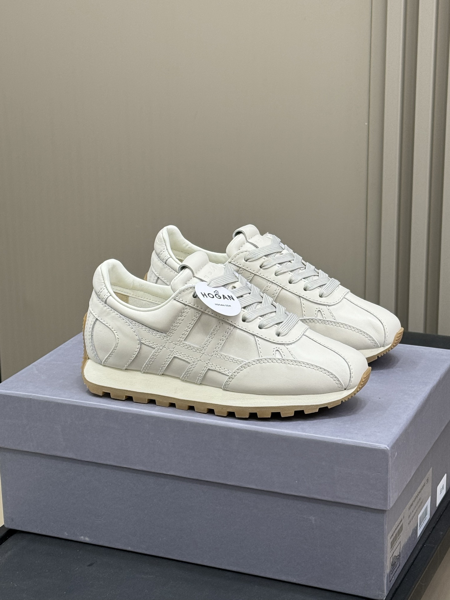 NO:226052,Made for men's 10 hogan ss25 arrival~ New sports shoes, new products of 25 spring and summer sports shoes, light foot feel, full score for height enhancement effect, calf leather material, technology three-dimensional elastic inner pad size Women's model 35-40 Men's model 39-44, casual shoes/sports shoes, sneakers, cowhide19860909批男款10 hogan ss25 arrival~ 运动鞋新品 霍跟25春夏运动鞋新品 脚感轻盈,增高效果满分 小牛皮材质,科技立体弹力内垫 size 女款35-40 男款39-44,休闲鞋/运动鞋,sneakers,cowhide,Women's Shoes