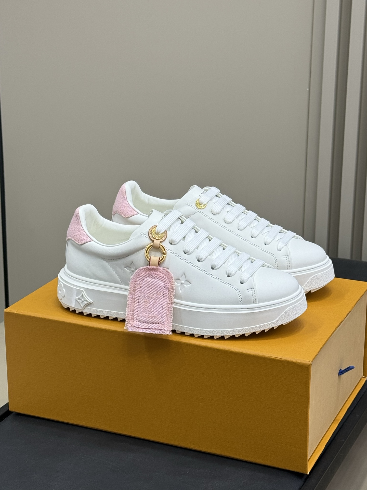 NO:226068,Lot Louis vui...tton ss25 new arrival~ LV classic thick-soled sneakers 2025 spring and summer new version This Time Out sneaker is made of soft cowhide leather, illuminating the side center logo with dazzling luster. Inscription eyelets and metal textured leather trim at the rear rich details, thickened rubber outsole blooms Monogram flowers. Top quality 35-41, casual shoes/sports shoes, louis vuitton, louis vuitton, sneakers, cowhide19860909批 Louis vui……tton ss25 new arrival～ LV经典厚底运动鞋2025春夏新版面 本款Time Out 运动鞋取材柔软牛皮革,以耀眼光泽点亮侧面心标识.铭纹孔眼和后部金属质感皮革饰边丰富细节,加厚橡胶外底绽放 Monogram 花卉. 顶级精品35-41,休闲鞋/运动鞋,louis vuitton,louis vuitton,sneakers,cowhide,Women's Shoes