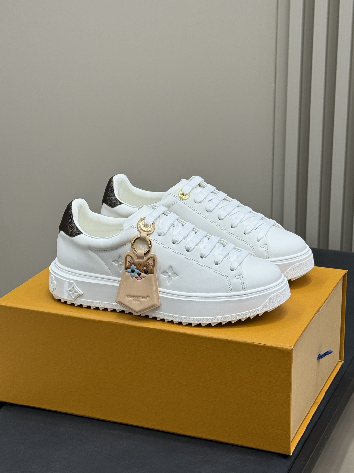 NO:226074,Lot Louis vui...tton ss25 new arrival~ LV classic thick-soled sneakers 2025 spring and summer new version This Time Out sneaker is made of soft cowhide leather, illuminating the side center logo with dazzling luster. Inscription eyelets and metal textured leather trim at the rear rich details, thickened rubber outsole blooms Monogram flowers. Top quality 35-41, casual shoes/sports shoes, louis vuitton, louis vuitton, sneakers, cowhide19860909批 Louis vui……tton ss25 new arrival～ LV经典厚底运动鞋2025春夏新版面 本款Time Out 运动鞋取材柔软牛皮革,以耀眼光泽点亮侧面心标识.铭纹孔眼和后部金属质感皮革饰边丰富细节,加厚橡胶外底绽放 Monogram 花卉. 顶级精品35-41,休闲鞋/运动鞋,louis vuitton,louis vuitton,sneakers,cowhide,Women's Shoes