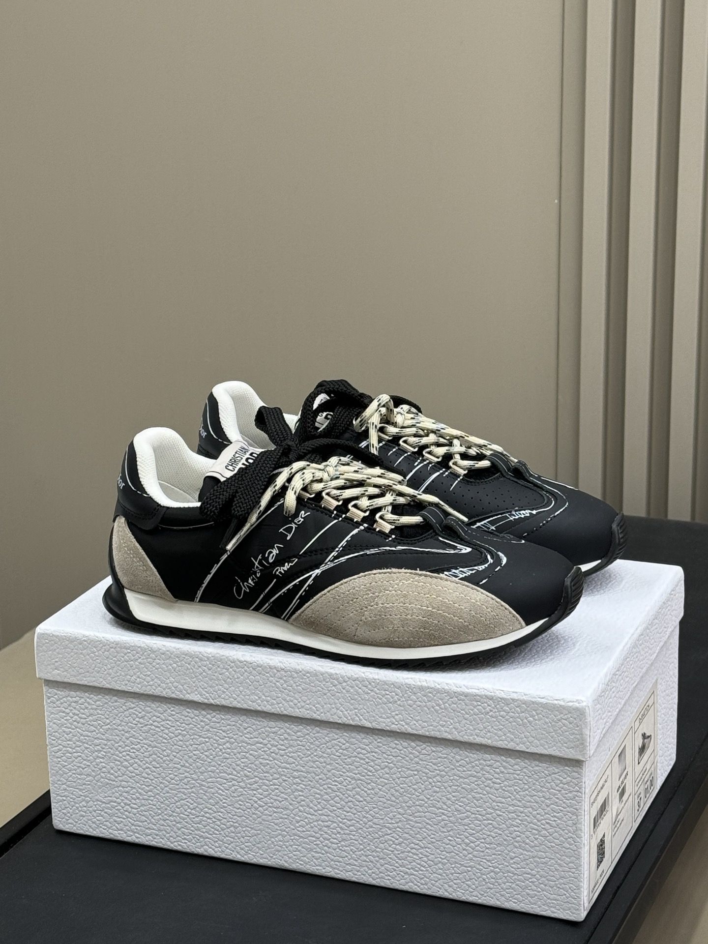 NO:226085,This pair of Dior's new 25 spring and summer models is really comfortable to wear first, especially for flat feet!  Because the insole has a raised part that can support the feet well and is very ergonomic design; secondly, it is really versatile, just like a versatile player, who can not only carry the passion of sports, but also interpret the elegance of fashion, becoming the most charming finishing touch in daily dress for modern fashionable people!  size 35-41, casual shoes/sports shoes, dior, sneakers19860909批 Dior这双25春夏新款,首先上脚真的非常舒服,尤其对扁平足非常的友好！因为鞋垫有一处凸起的部分可以对脚部有很好的支撑,非常符合人体工学的设计； 其次就是真的非常百搭,就像一位多面手,既能承载运动的激情,又能诠释时尚的优雅,成为了现代时髦精们日常着装中最具魅力的点睛之笔！ size 35-41,休闲鞋/运动鞋,dior,sneakers,Women's Shoes