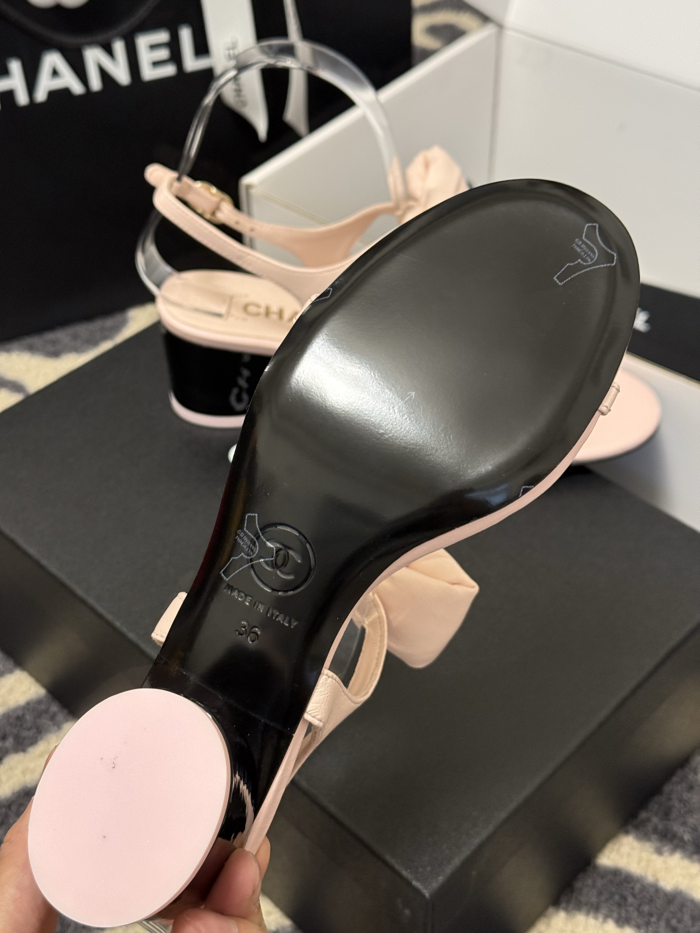 
chanel 凉鞋新品
小香25春夏 蝴蝶结🎀凉鞋新品，手工包扎的羊皮立体的蝴蝶结，鼓鼓囊囊的，甚是可