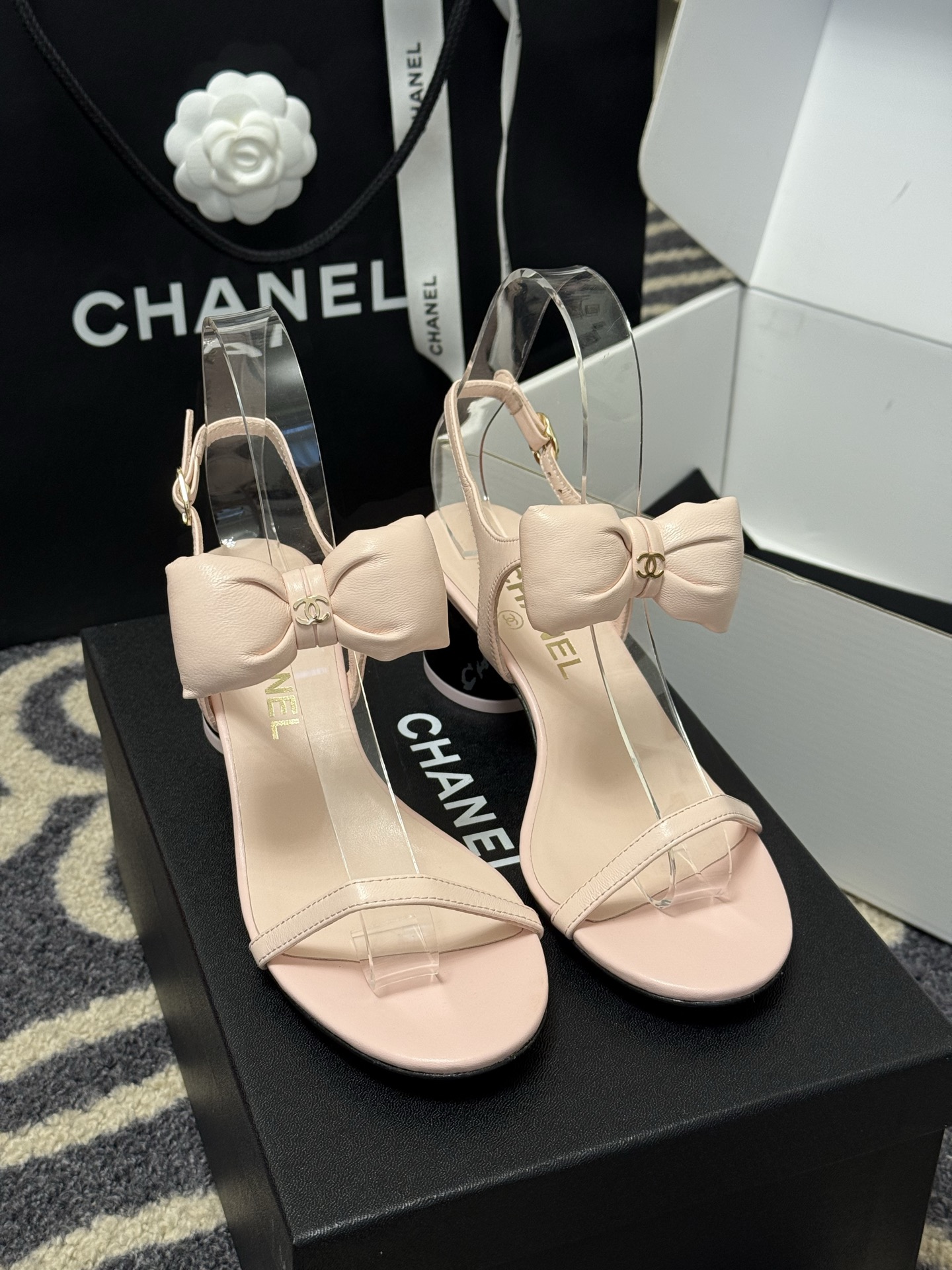 
chanel 凉鞋新品
小香25春夏 蝴蝶结🎀凉鞋新品，手工包扎的羊皮立体的蝴蝶结，鼓鼓囊囊的，甚是可
