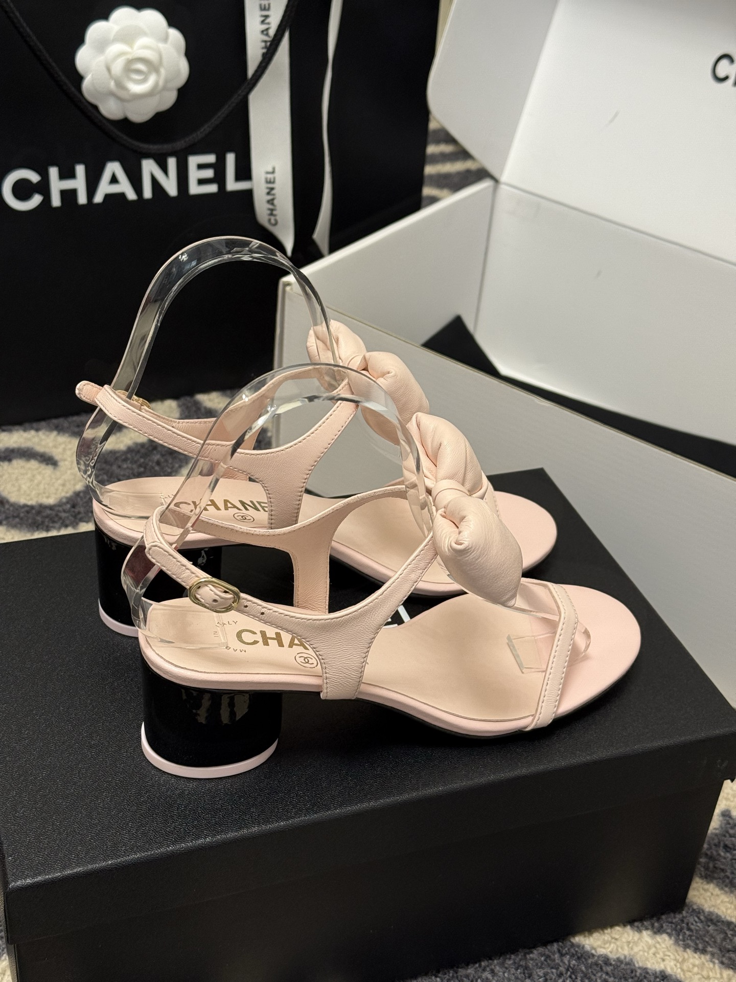 
chanel 凉鞋新品
小香25春夏 蝴蝶结🎀凉鞋新品，手工包扎的羊皮立体的蝴蝶结，鼓鼓囊囊的，甚是可