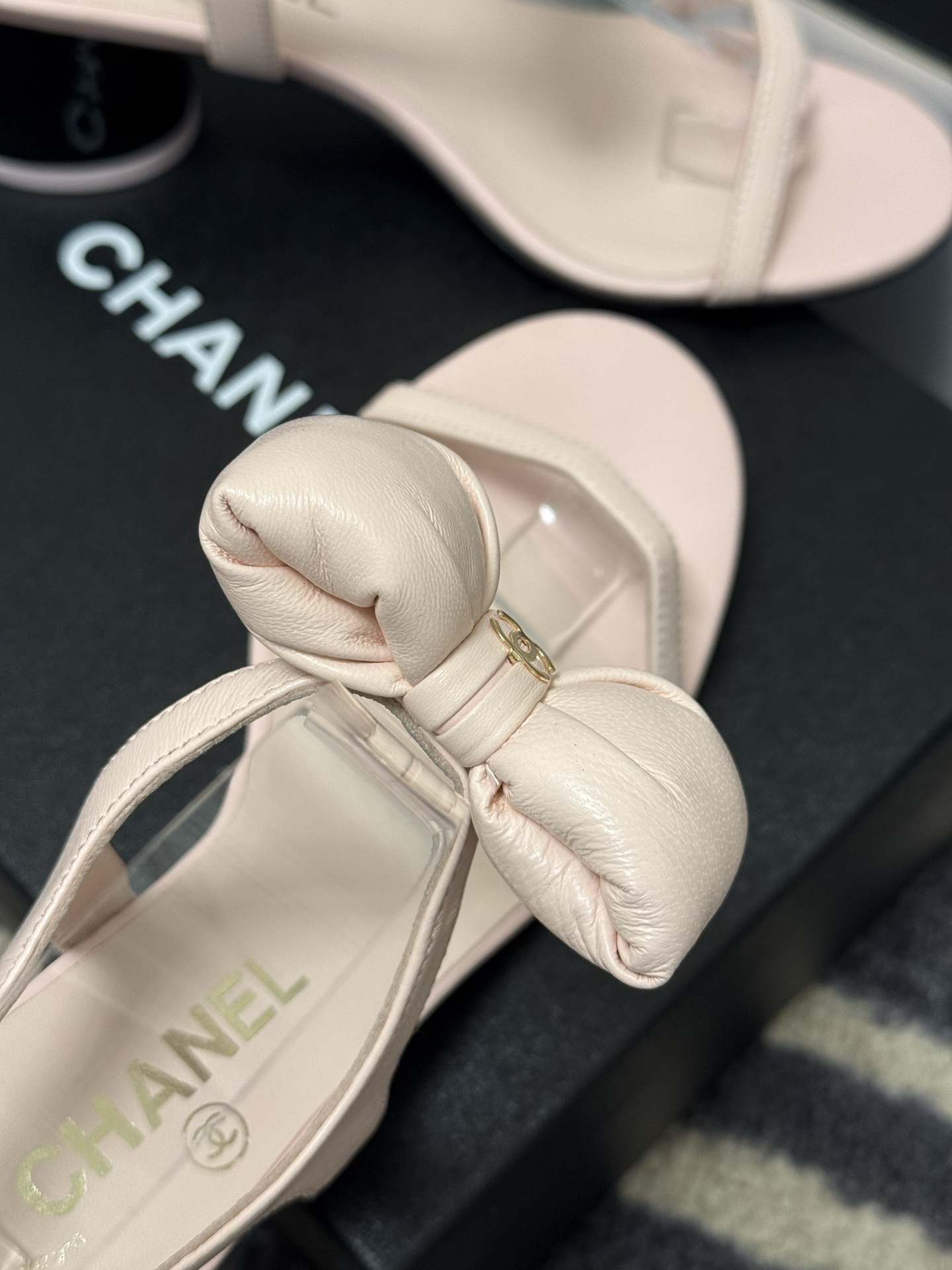 
chanel 凉鞋新品
小香25春夏 蝴蝶结🎀凉鞋新品，手工包扎的羊皮立体的蝴蝶结，鼓鼓囊囊的，甚是可