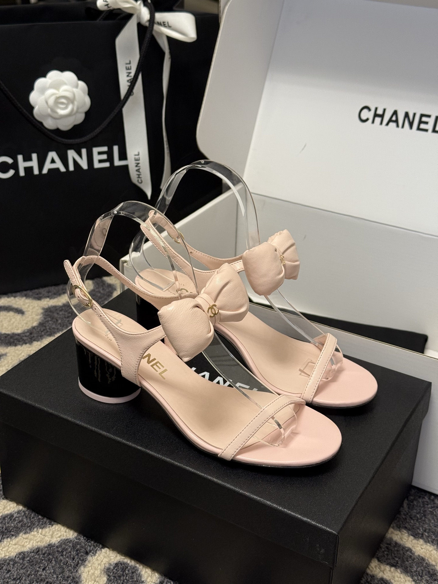 
chanel 凉鞋新品
小香25春夏 蝴蝶结🎀凉鞋新品，手工包扎的羊皮立体的蝴蝶结，鼓鼓囊囊的，甚是可