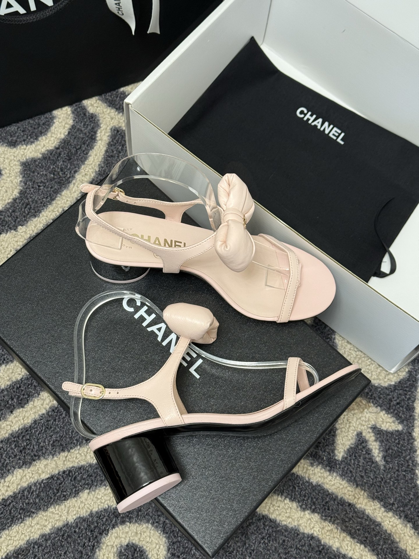
chanel 凉鞋新品
小香25春夏 蝴蝶结🎀凉鞋新品，手工包扎的羊皮立体的蝴蝶结，鼓鼓囊囊的，甚是可