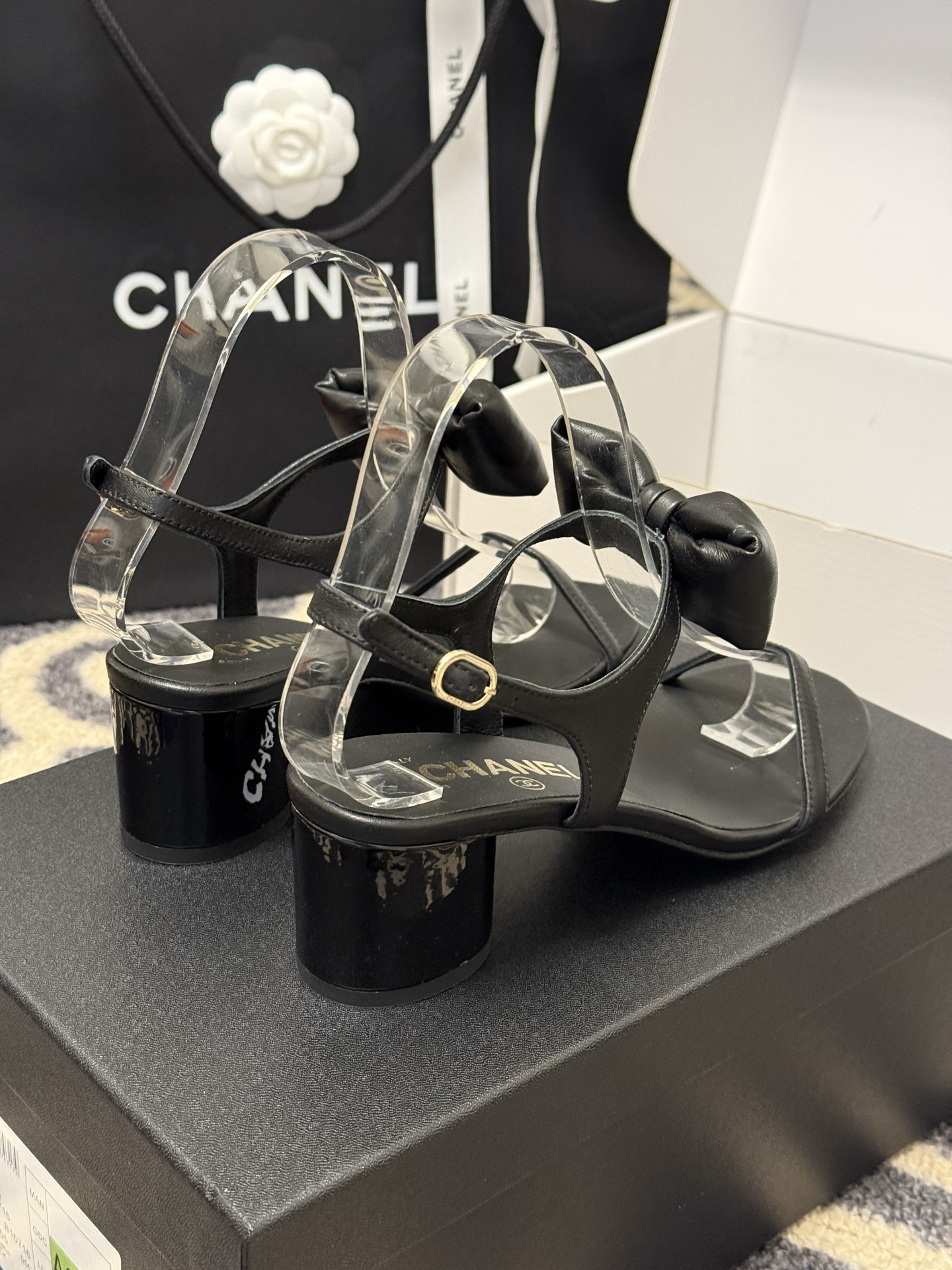 
chanel 凉鞋新品
小香25春夏 蝴蝶结🎀凉鞋新品，手工包扎的羊皮立体的蝴蝶结，鼓鼓囊囊的，甚是可