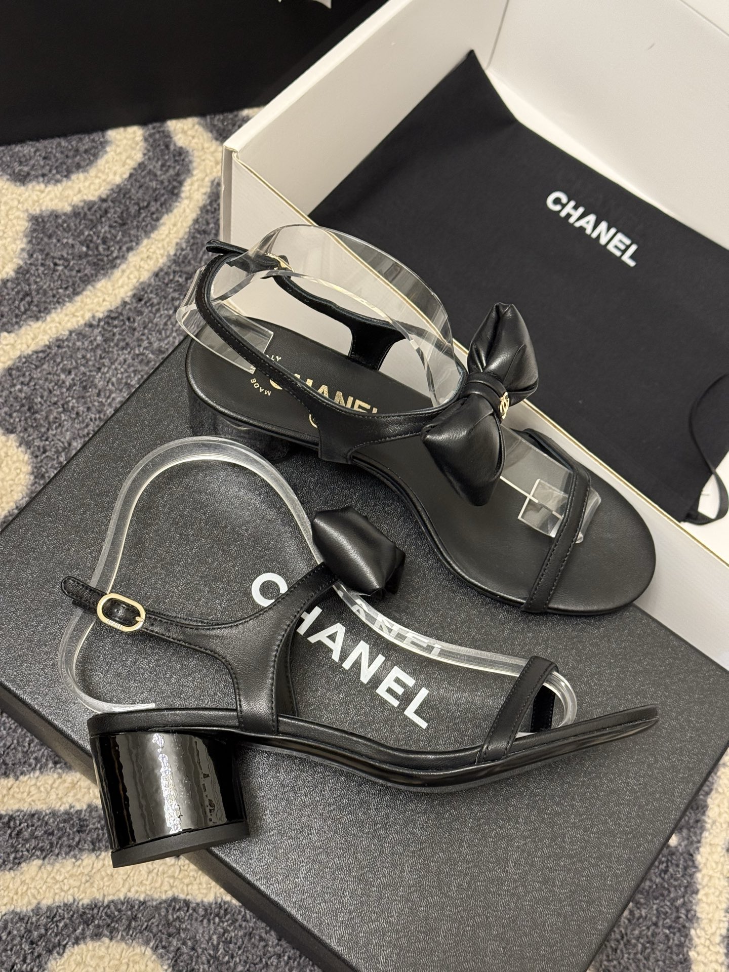 
chanel 凉鞋新品
小香25春夏 蝴蝶结🎀凉鞋新品，手工包扎的羊皮立体的蝴蝶结，鼓鼓囊囊的，甚是可