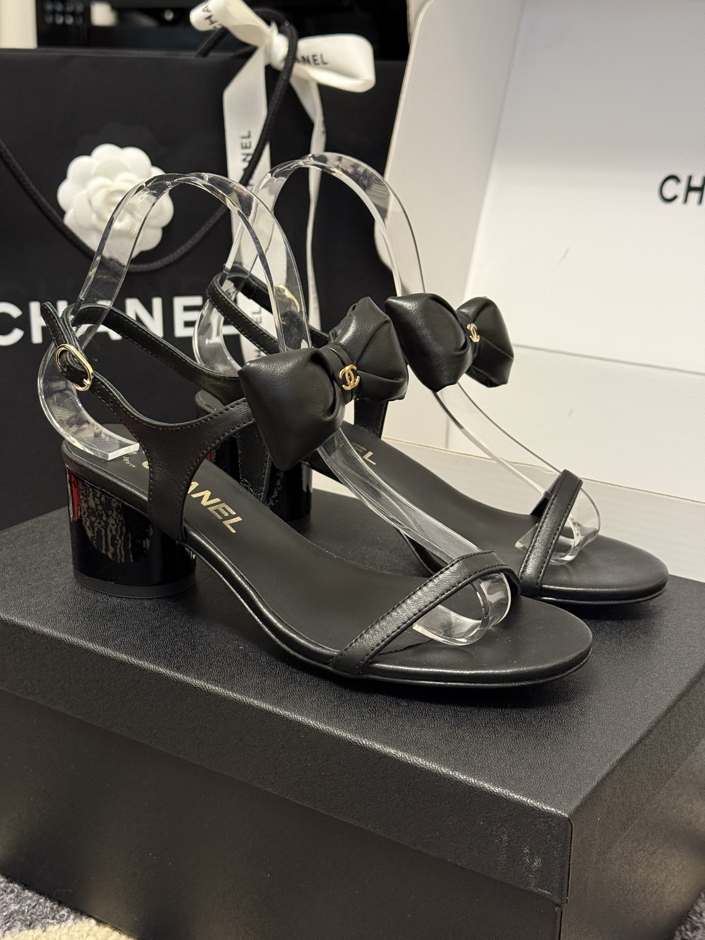 
chanel 凉鞋新品
小香25春夏 蝴蝶结🎀凉鞋新品，手工包扎的羊皮立体的蝴蝶结，鼓鼓囊囊的，甚是可