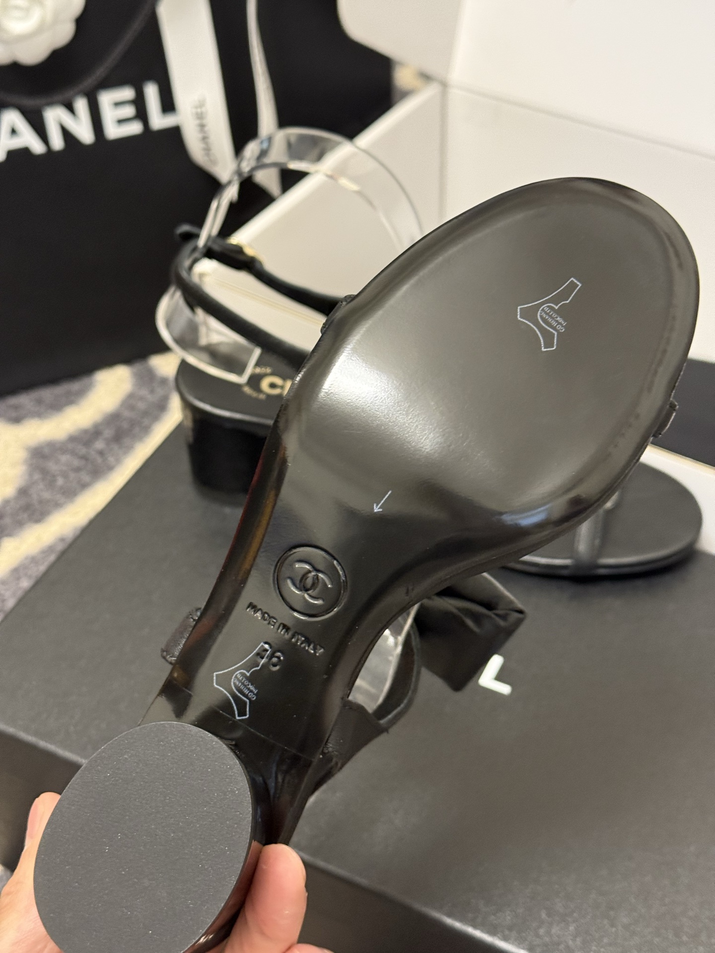
chanel 凉鞋新品
小香25春夏 蝴蝶结🎀凉鞋新品，手工包扎的羊皮立体的蝴蝶结，鼓鼓囊囊的，甚是可