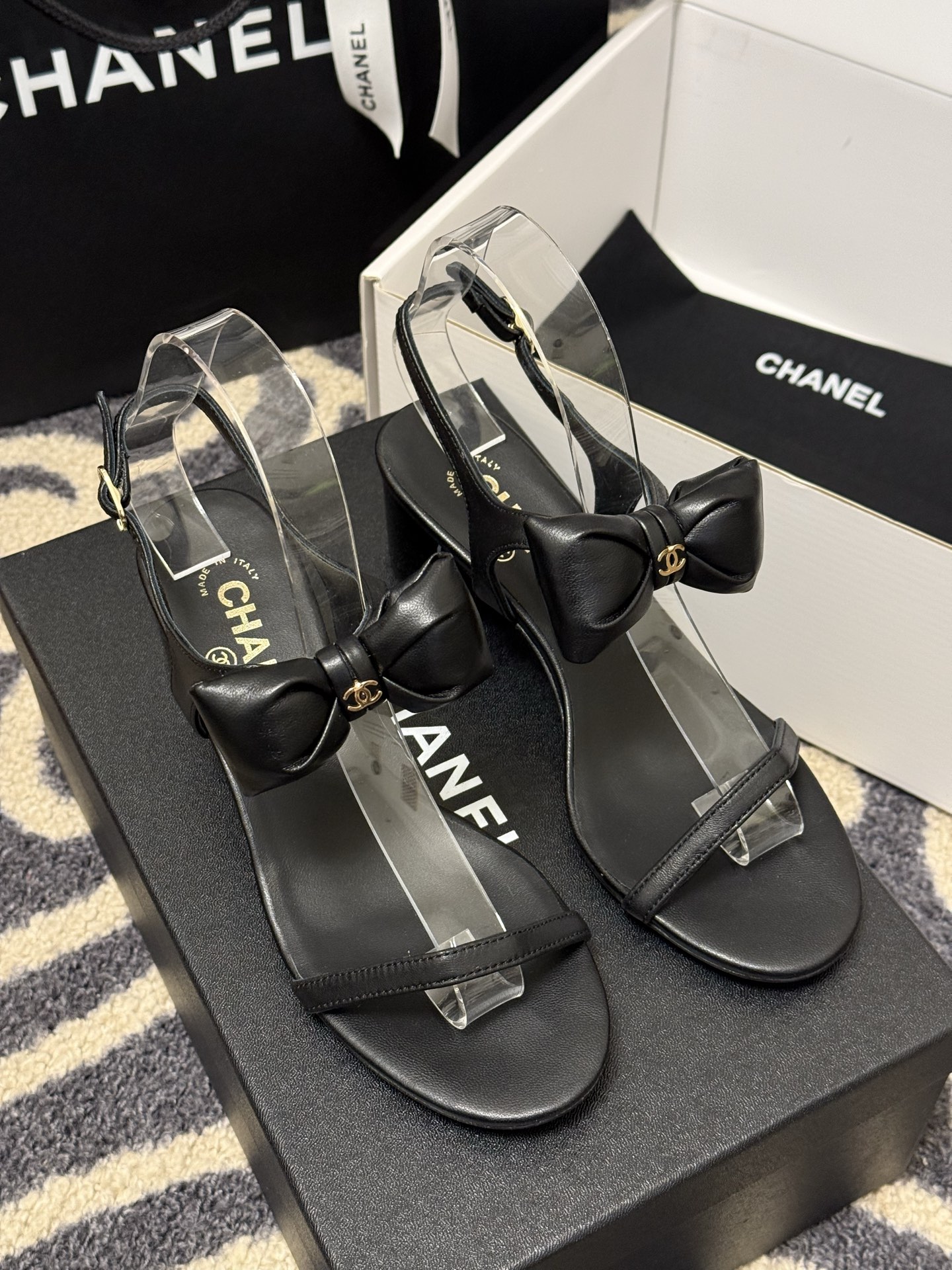 
chanel 凉鞋新品
小香25春夏 蝴蝶结🎀凉鞋新品，手工包扎的羊皮立体的蝴蝶结，鼓鼓囊囊的，甚是可
