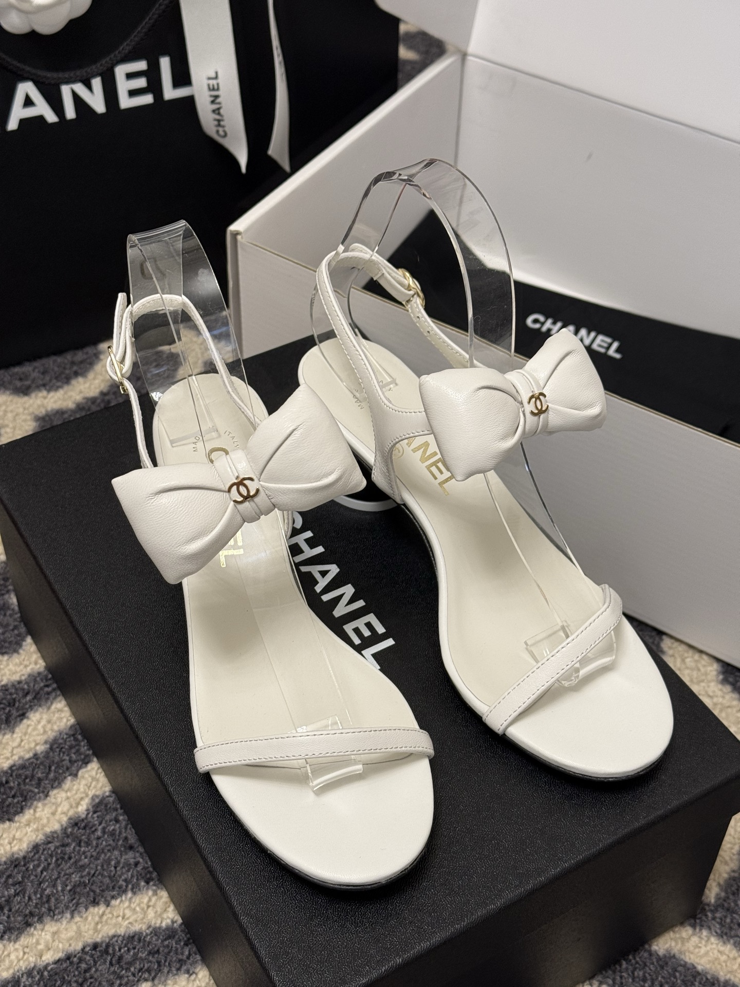 
chanel 凉鞋新品
小香25春夏 蝴蝶结🎀凉鞋新品，手工包扎的羊皮立体的蝴蝶结，鼓鼓囊囊的，甚是可