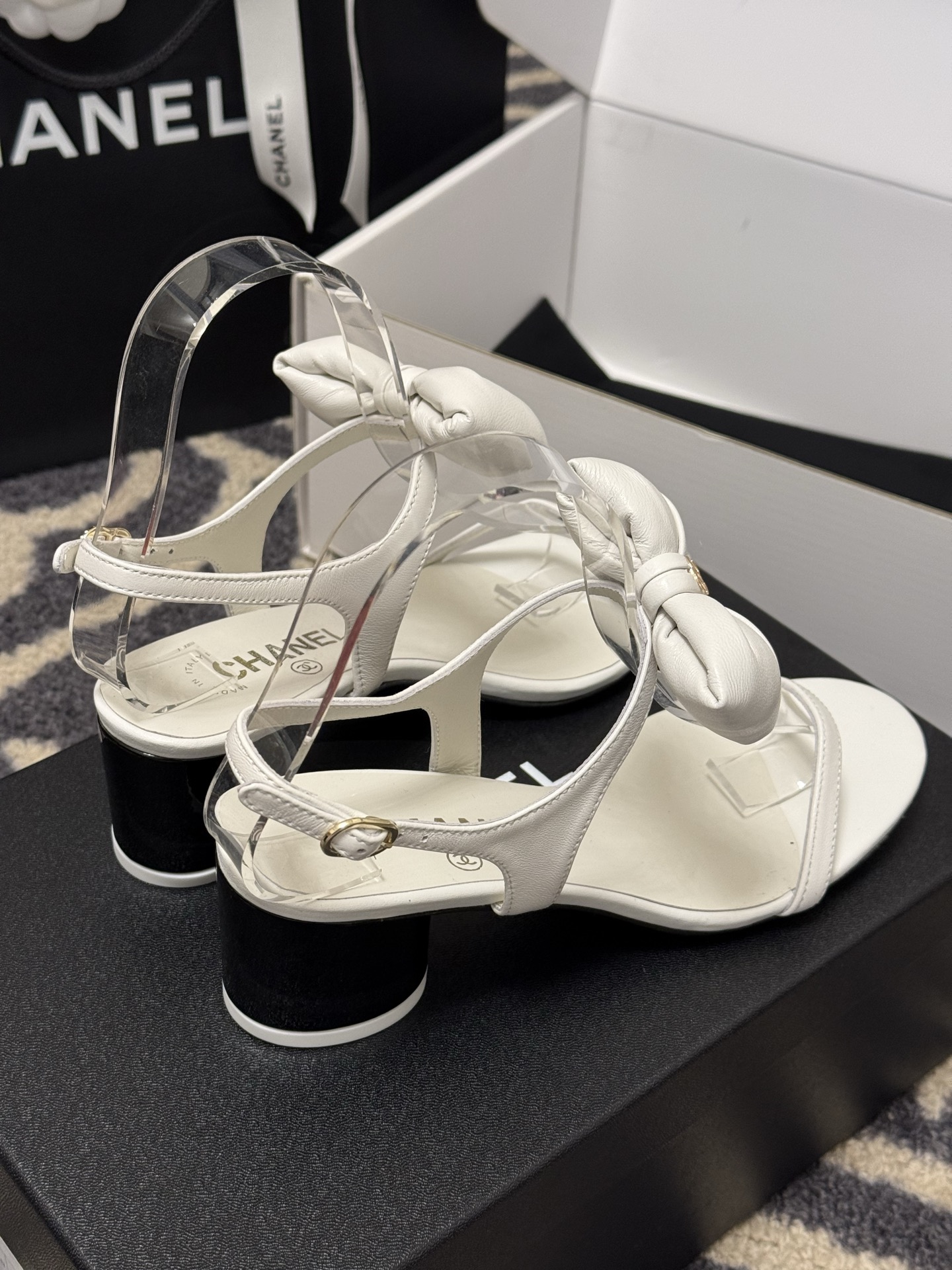 
chanel 凉鞋新品
小香25春夏 蝴蝶结🎀凉鞋新品，手工包扎的羊皮立体的蝴蝶结，鼓鼓囊囊的，甚是可