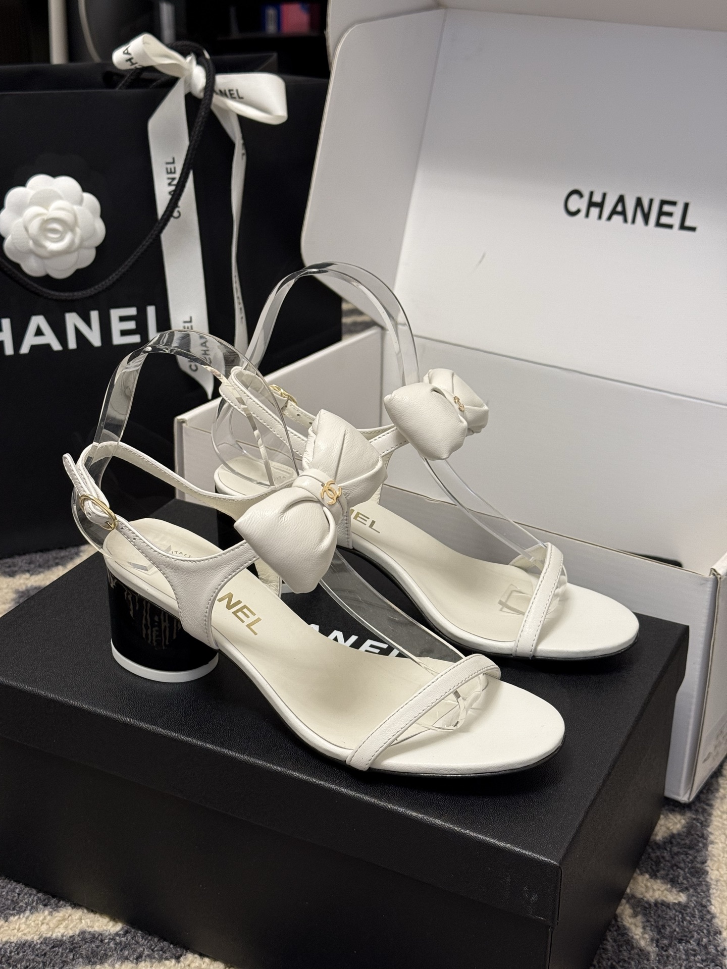 
chanel 凉鞋新品
小香25春夏 蝴蝶结🎀凉鞋新品，手工包扎的羊皮立体的蝴蝶结，鼓鼓囊囊的，甚是可