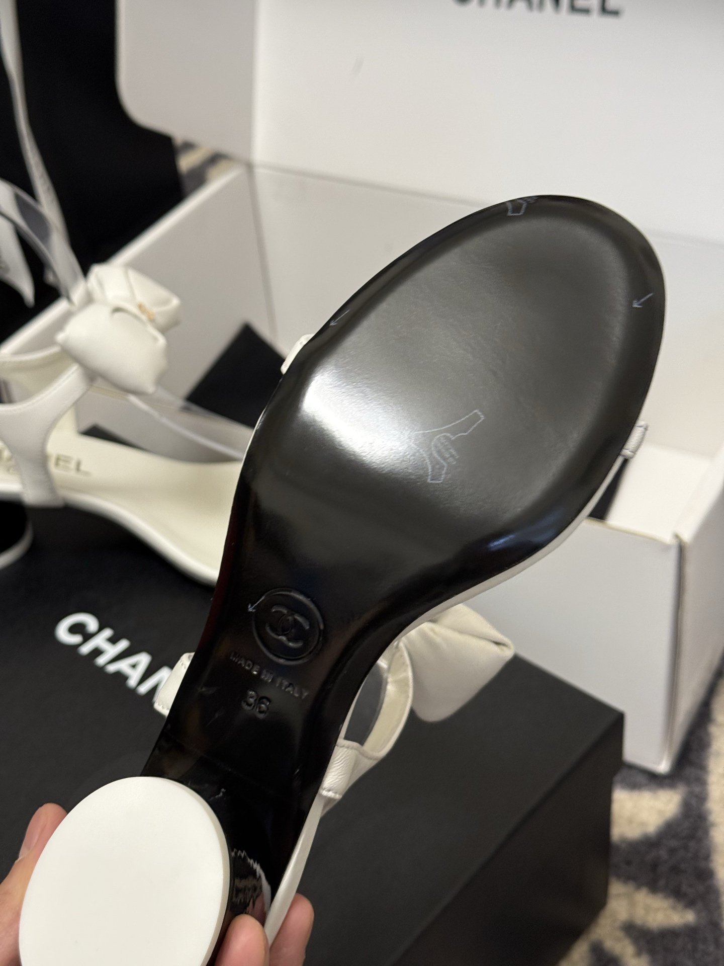 
chanel 凉鞋新品
小香25春夏 蝴蝶结🎀凉鞋新品，手工包扎的羊皮立体的蝴蝶结，鼓鼓囊囊的，甚是可