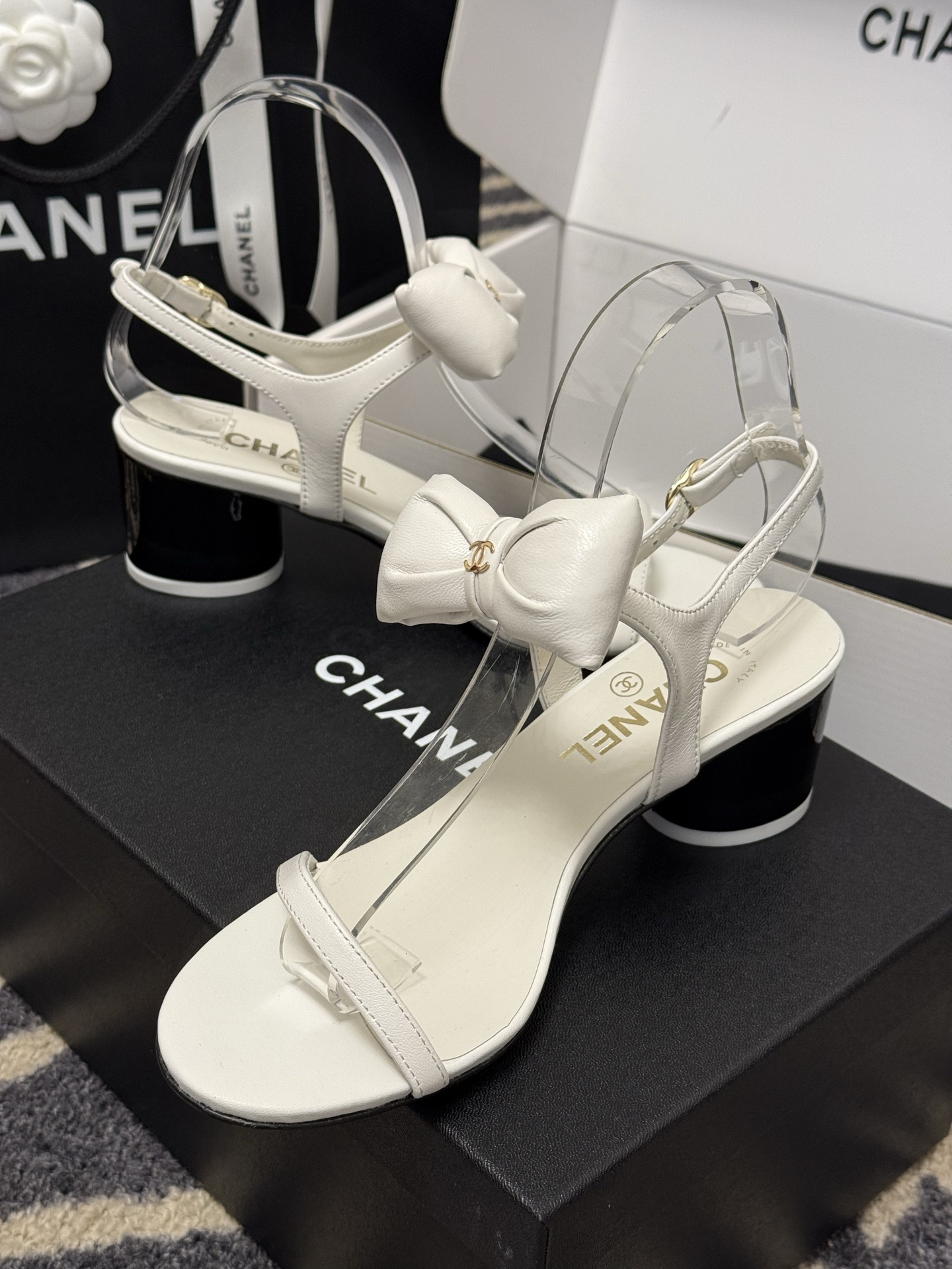 
chanel 凉鞋新品
小香25春夏 蝴蝶结🎀凉鞋新品，手工包扎的羊皮立体的蝴蝶结，鼓鼓囊囊的，甚是可