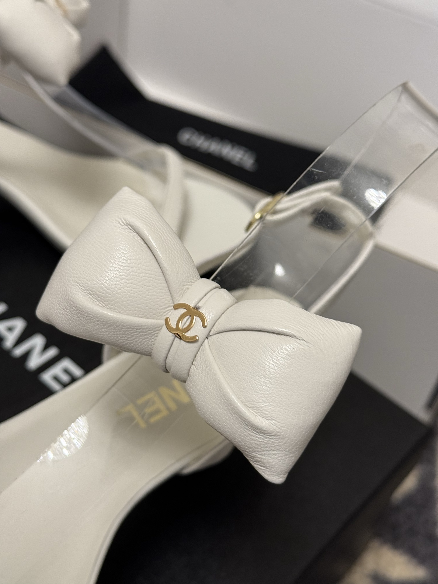 
chanel 凉鞋新品
小香25春夏 蝴蝶结🎀凉鞋新品，手工包扎的羊皮立体的蝴蝶结，鼓鼓囊囊的，甚是可