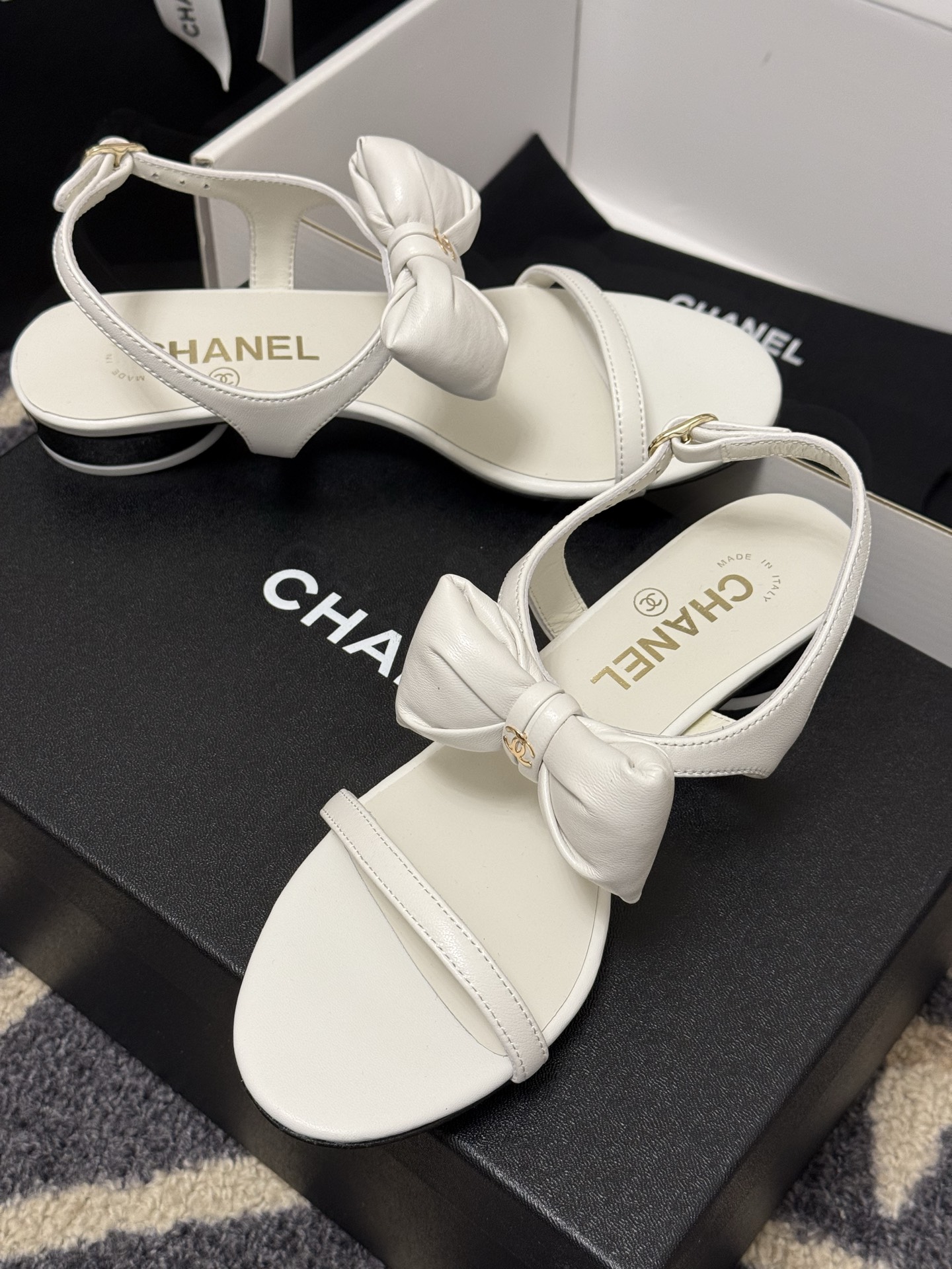
chanel 凉鞋新品
小香25春夏 蝴蝶结🎀凉鞋新品，手工包扎的羊皮立体的蝴蝶结，鼓鼓囊囊的，甚是可