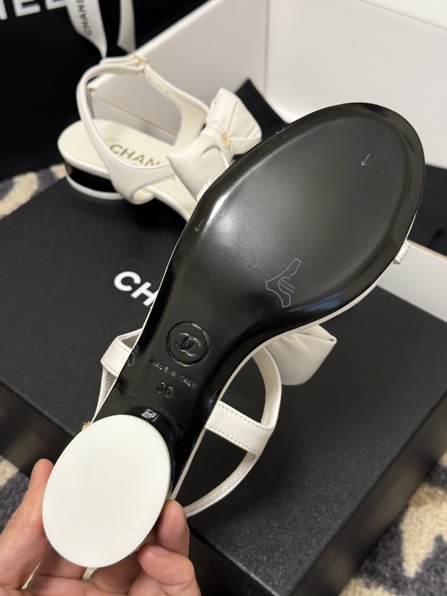 
chanel 凉鞋新品
小香25春夏 蝴蝶结🎀凉鞋新品，手工包扎的羊皮立体的蝴蝶结，鼓鼓囊囊的，甚是可
