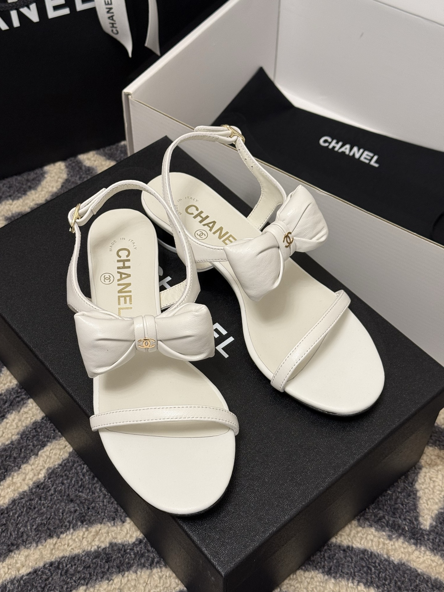 
chanel 凉鞋新品
小香25春夏 蝴蝶结🎀凉鞋新品，手工包扎的羊皮立体的蝴蝶结，鼓鼓囊囊的，甚是可