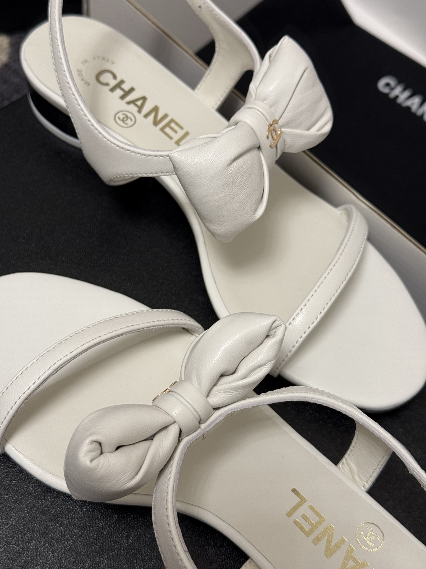 
chanel 凉鞋新品
小香25春夏 蝴蝶结🎀凉鞋新品，手工包扎的羊皮立体的蝴蝶结，鼓鼓囊囊的，甚是可