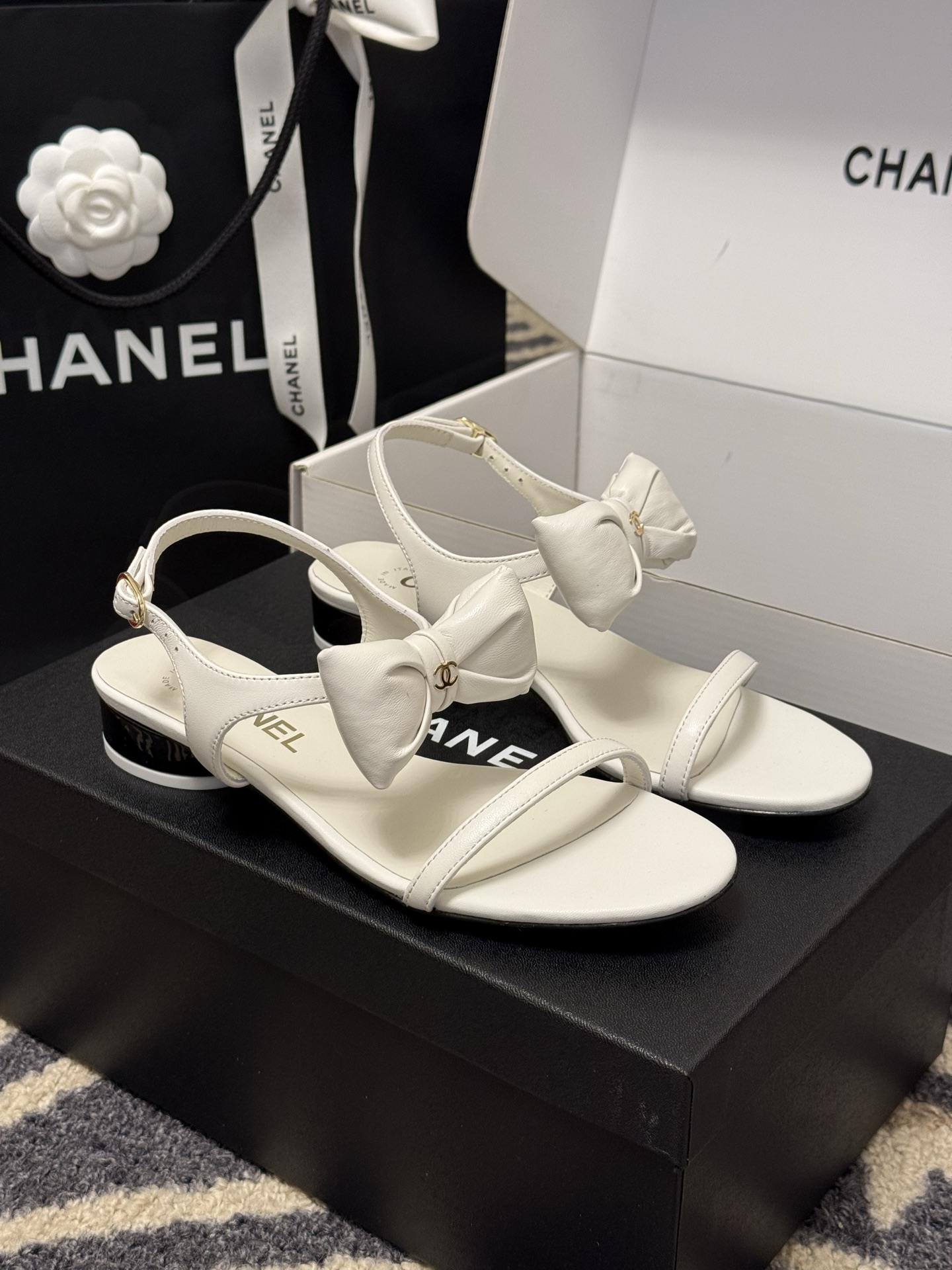 
chanel 凉鞋新品
小香25春夏 蝴蝶结🎀凉鞋新品，手工包扎的羊皮立体的蝴蝶结，鼓鼓囊囊的，甚是可