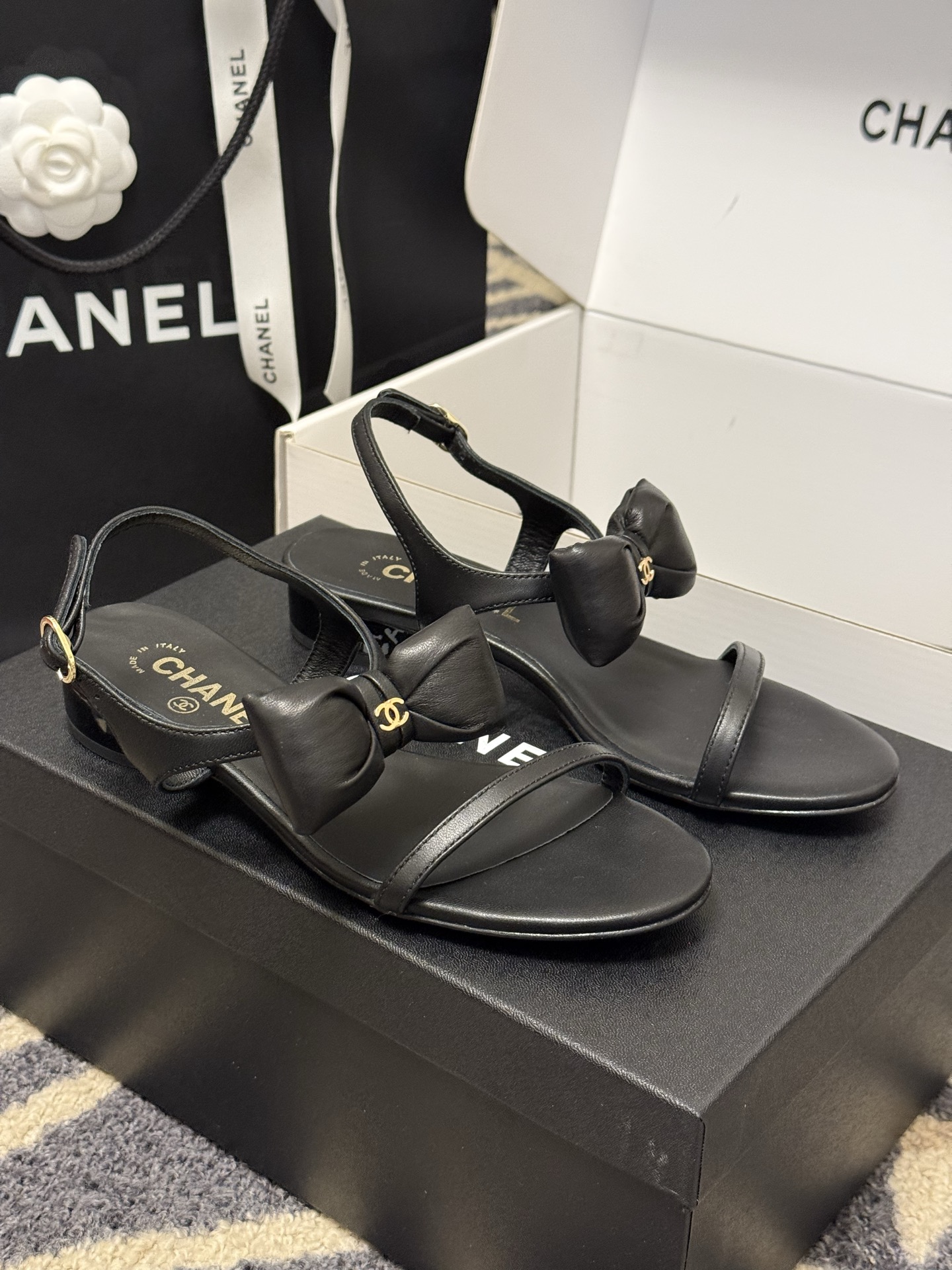 
chanel 凉鞋新品
小香25春夏 蝴蝶结🎀凉鞋新品，手工包扎的羊皮立体的蝴蝶结，鼓鼓囊囊的，甚是可