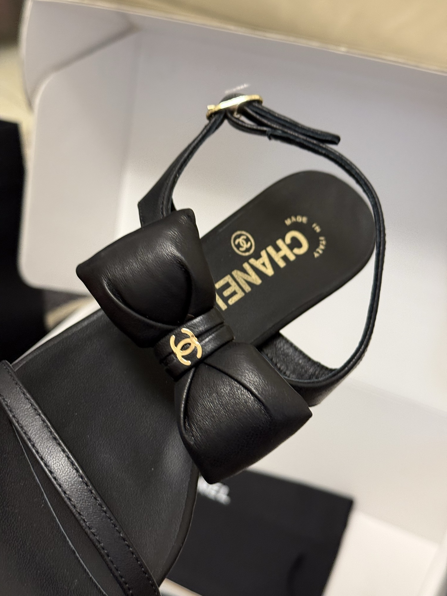 
chanel 凉鞋新品
小香25春夏 蝴蝶结🎀凉鞋新品，手工包扎的羊皮立体的蝴蝶结，鼓鼓囊囊的，甚是可