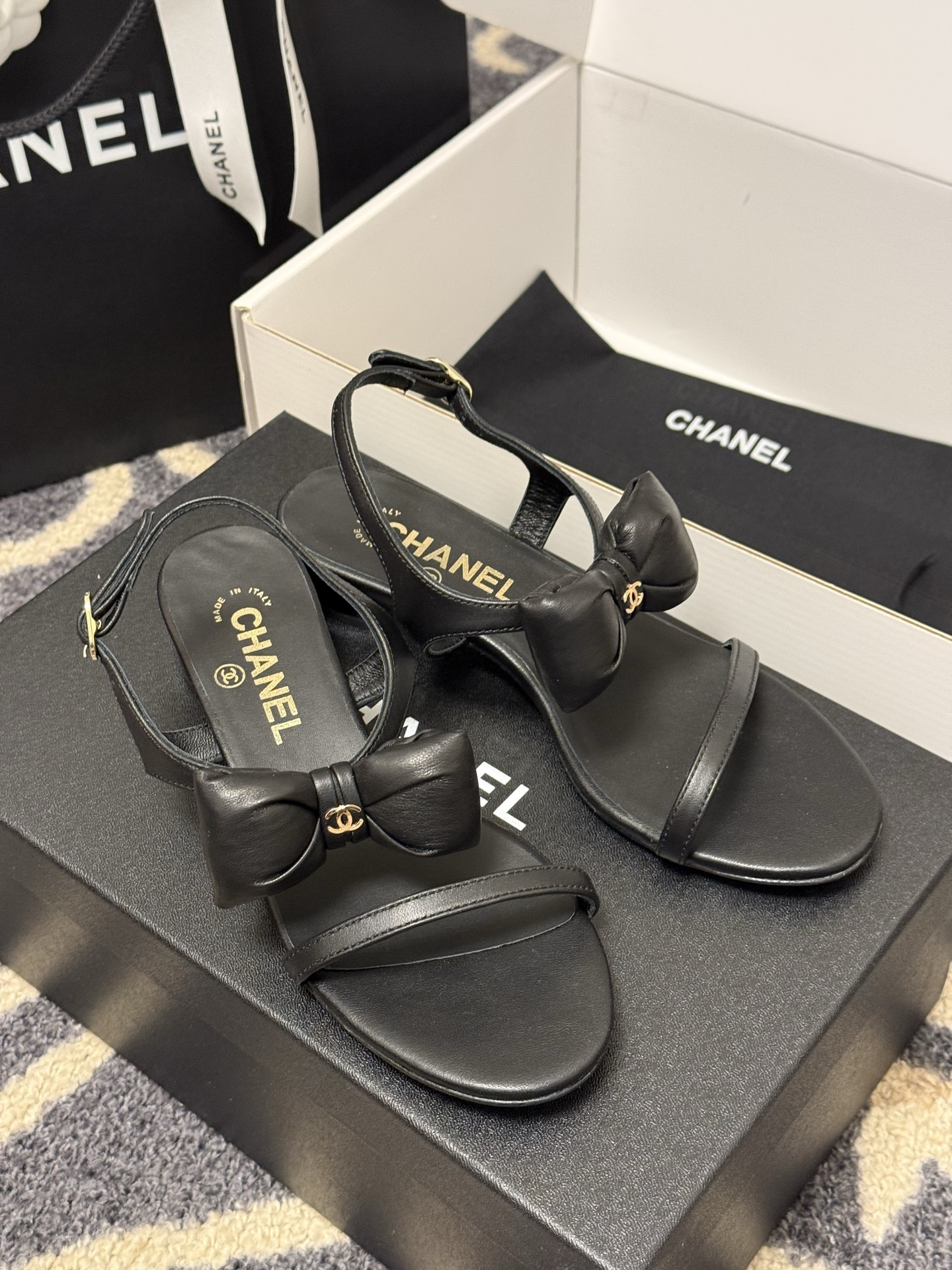 
chanel 凉鞋新品
小香25春夏 蝴蝶结🎀凉鞋新品，手工包扎的羊皮立体的蝴蝶结，鼓鼓囊囊的，甚是可