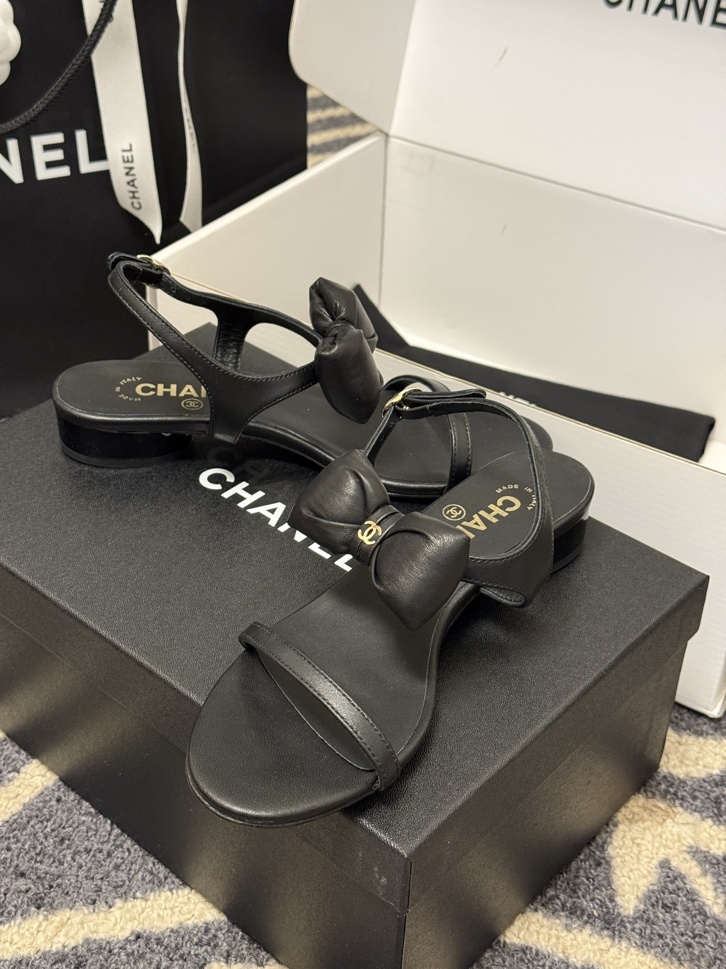 
chanel 凉鞋新品
小香25春夏 蝴蝶结🎀凉鞋新品，手工包扎的羊皮立体的蝴蝶结，鼓鼓囊囊的，甚是可