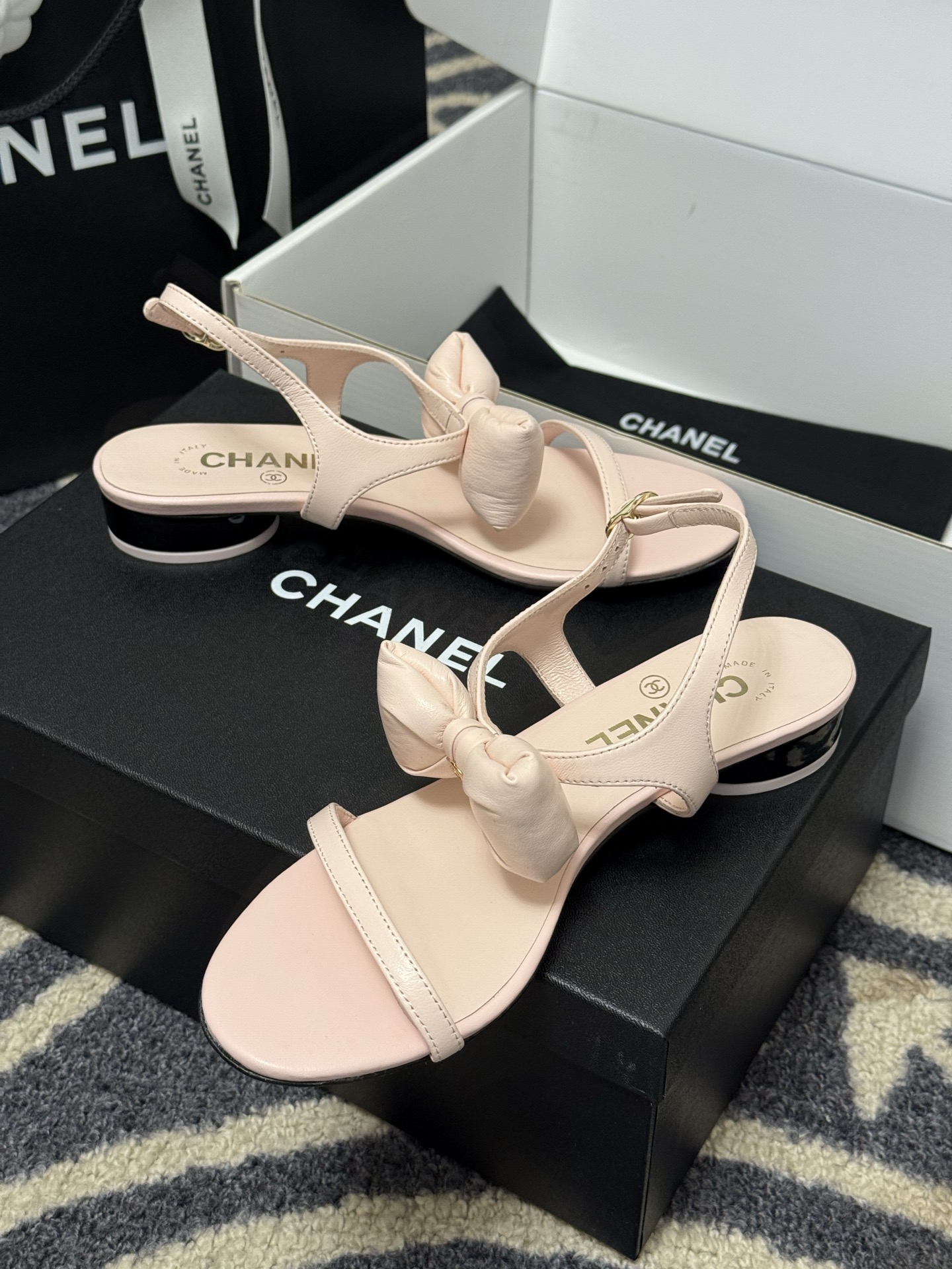 
chanel 凉鞋新品
小香25春夏 蝴蝶结🎀凉鞋新品，手工包扎的羊皮立体的蝴蝶结，鼓鼓囊囊的，甚是可
