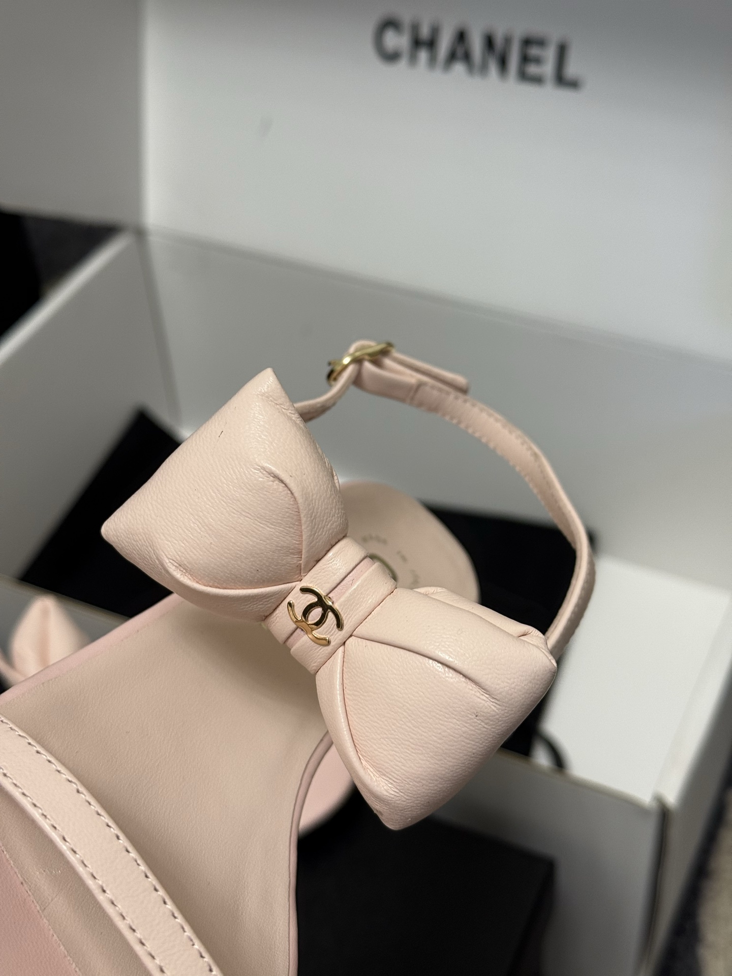 
chanel 凉鞋新品
小香25春夏 蝴蝶结🎀凉鞋新品，手工包扎的羊皮立体的蝴蝶结，鼓鼓囊囊的，甚是可