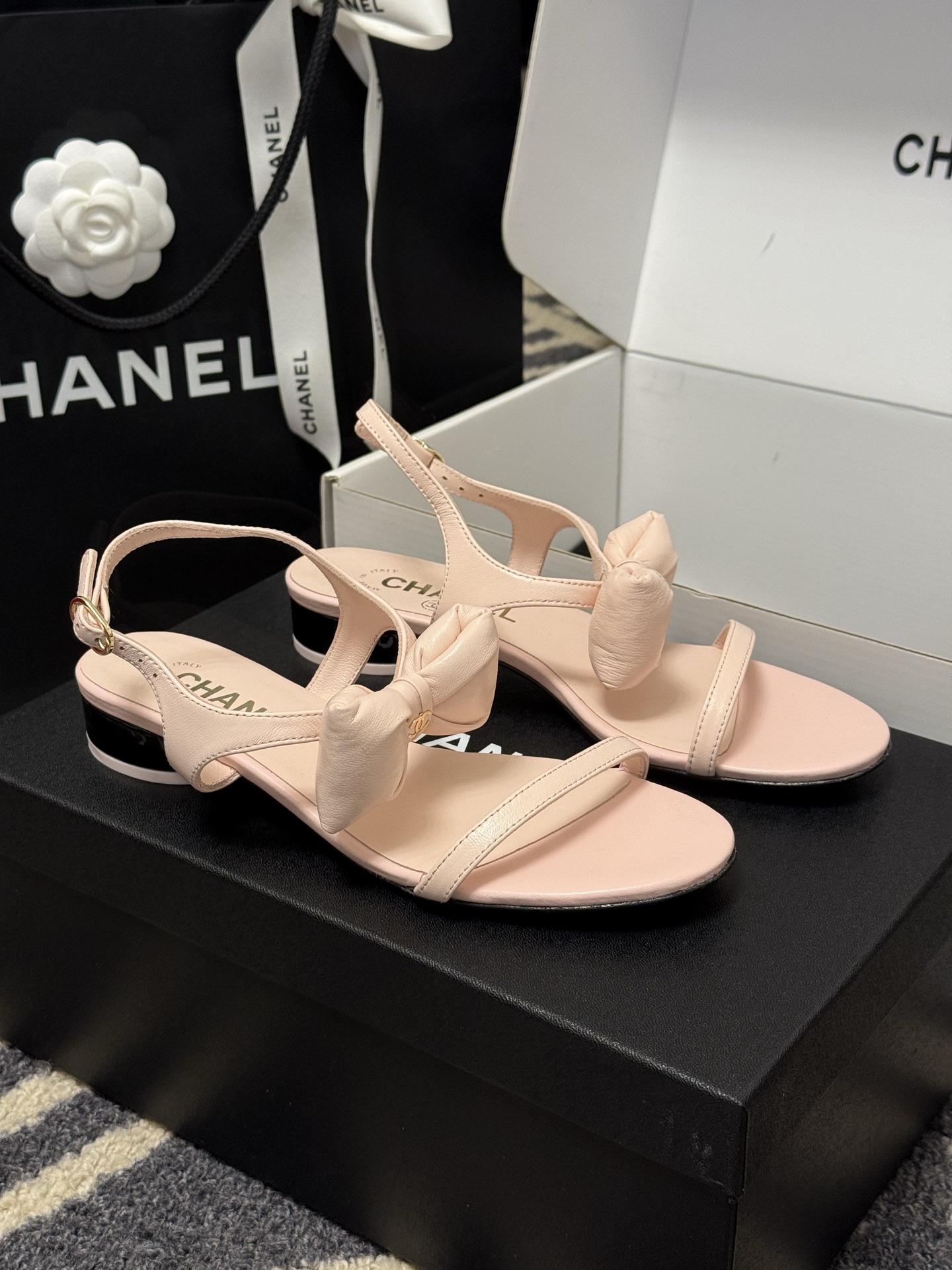 
chanel 凉鞋新品
小香25春夏 蝴蝶结🎀凉鞋新品，手工包扎的羊皮立体的蝴蝶结，鼓鼓囊囊的，甚是可