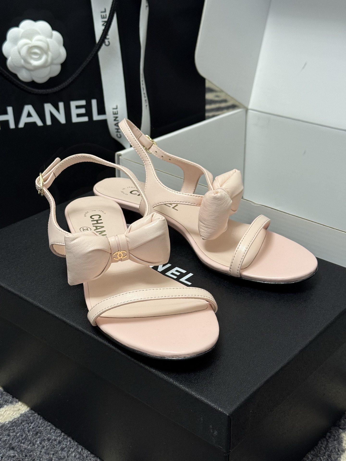 
chanel 凉鞋新品
小香25春夏 蝴蝶结🎀凉鞋新品，手工包扎的羊皮立体的蝴蝶结，鼓鼓囊囊的，甚是可