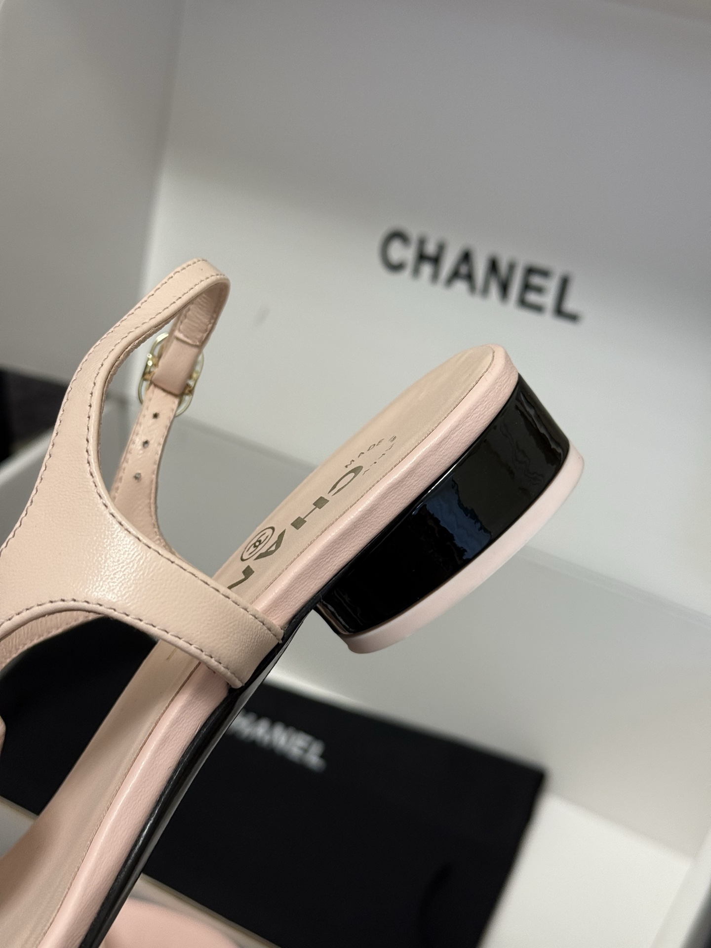 
chanel 凉鞋新品
小香25春夏 蝴蝶结🎀凉鞋新品，手工包扎的羊皮立体的蝴蝶结，鼓鼓囊囊的，甚是可