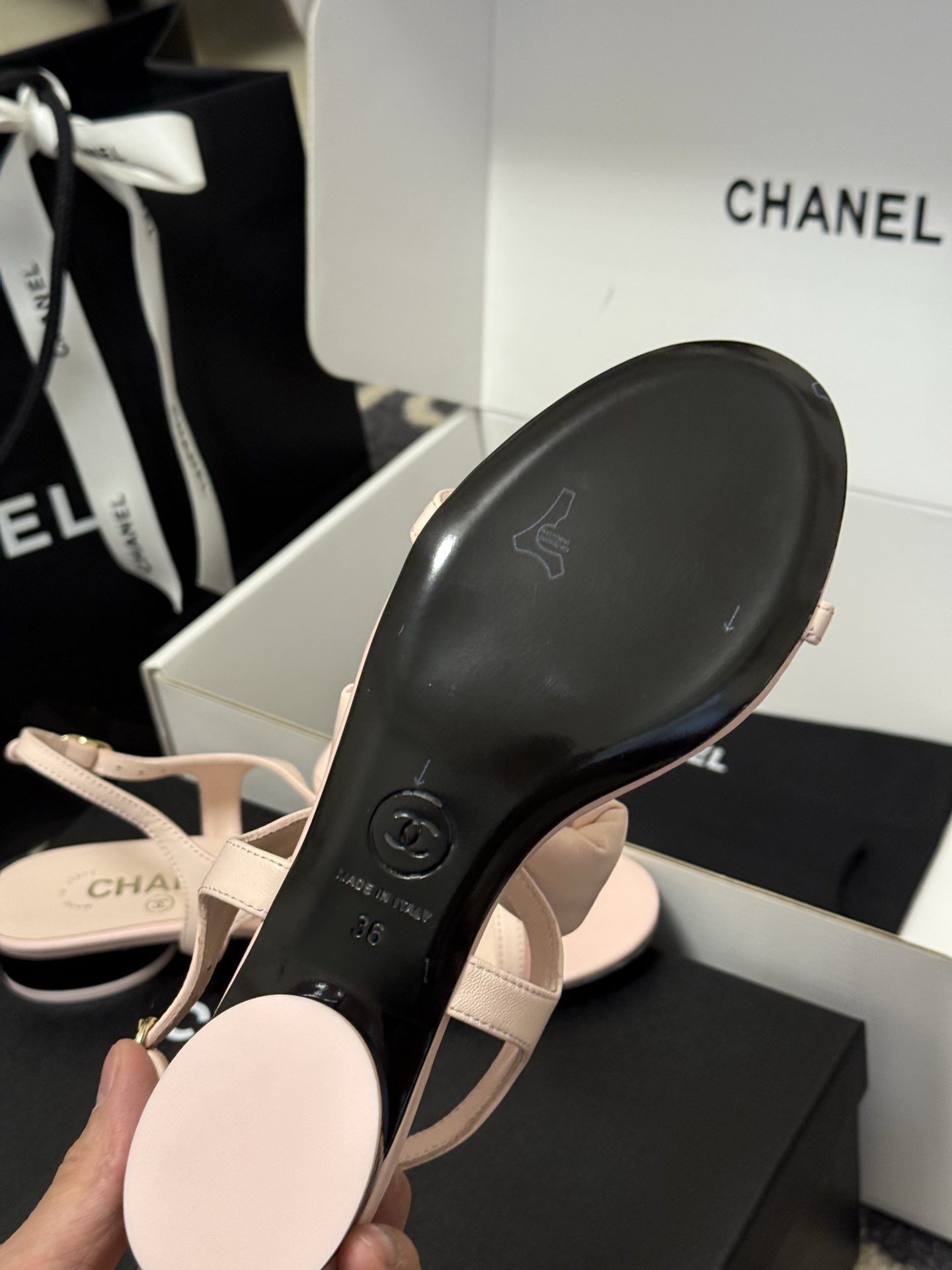
chanel 凉鞋新品
小香25春夏 蝴蝶结🎀凉鞋新品，手工包扎的羊皮立体的蝴蝶结，鼓鼓囊囊的，甚是可