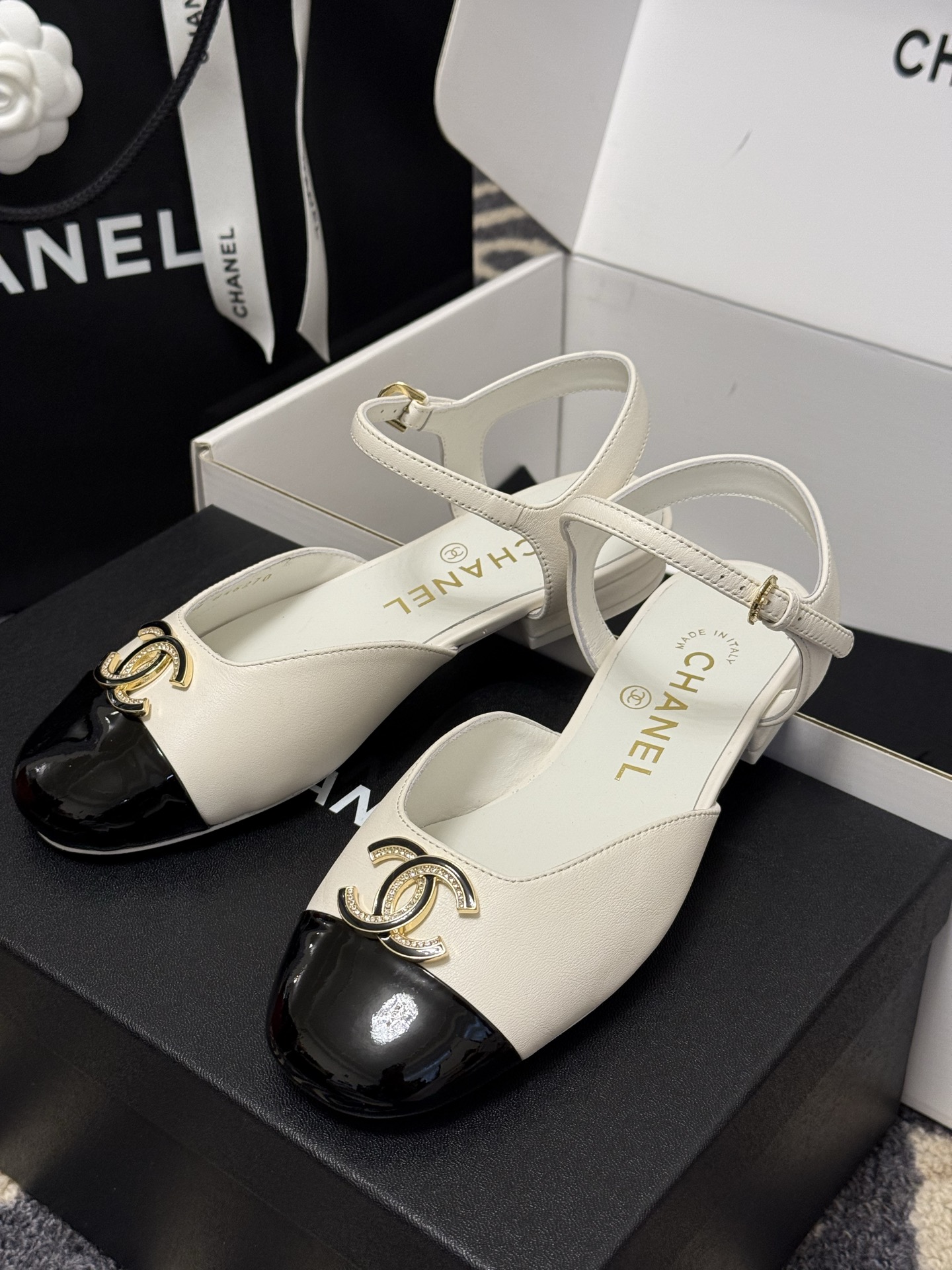 
chanel 玛丽珍鞋
小香25春夏 玛丽珍，可爱爆表单品
小羊皮材料，双c logo精致大方的
羊皮