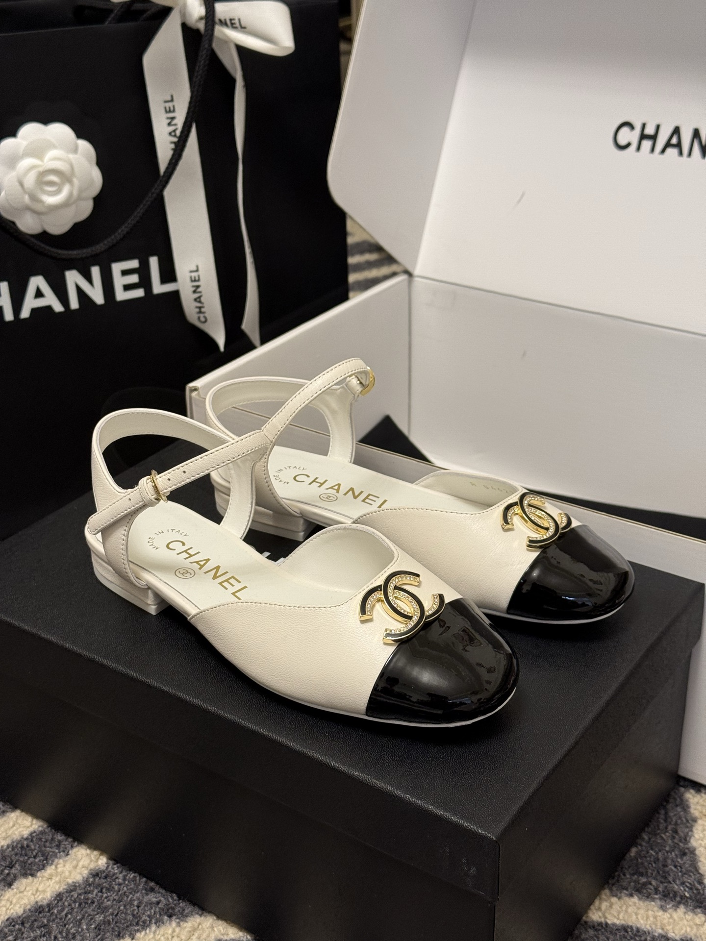 
chanel 玛丽珍鞋
小香25春夏 玛丽珍，可爱爆表单品
小羊皮材料，双c logo精致大方的
羊皮