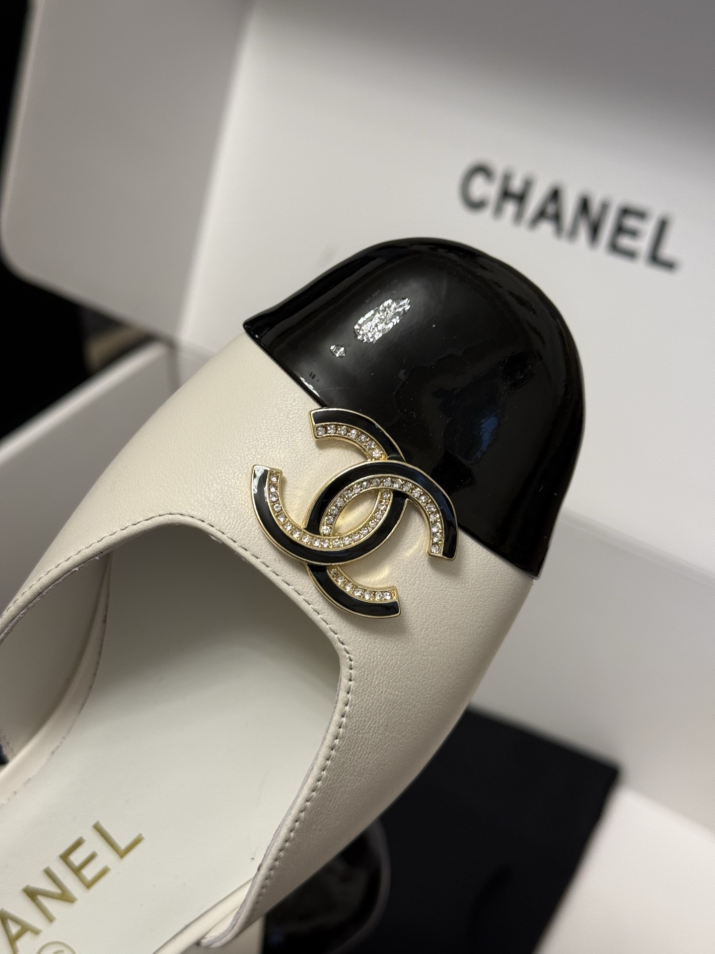 
chanel 玛丽珍鞋
小香25春夏 玛丽珍，可爱爆表单品
小羊皮材料，双c logo精致大方的
羊皮